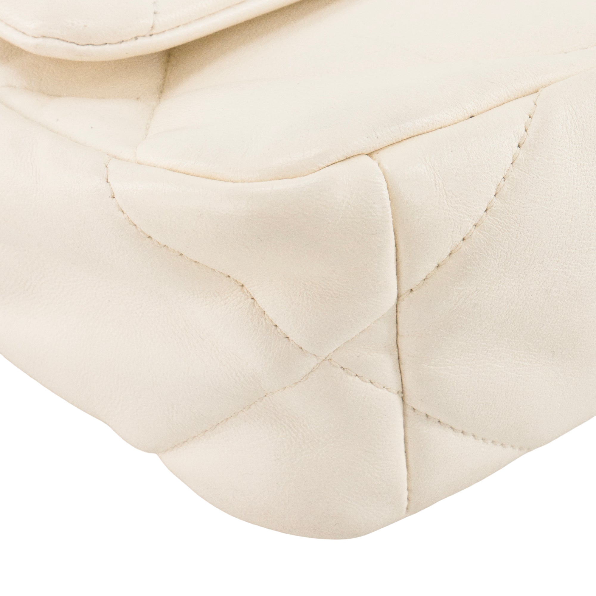 CHANEL - Sac à bandoulière Chanel 19 en cuir lisse blanc
