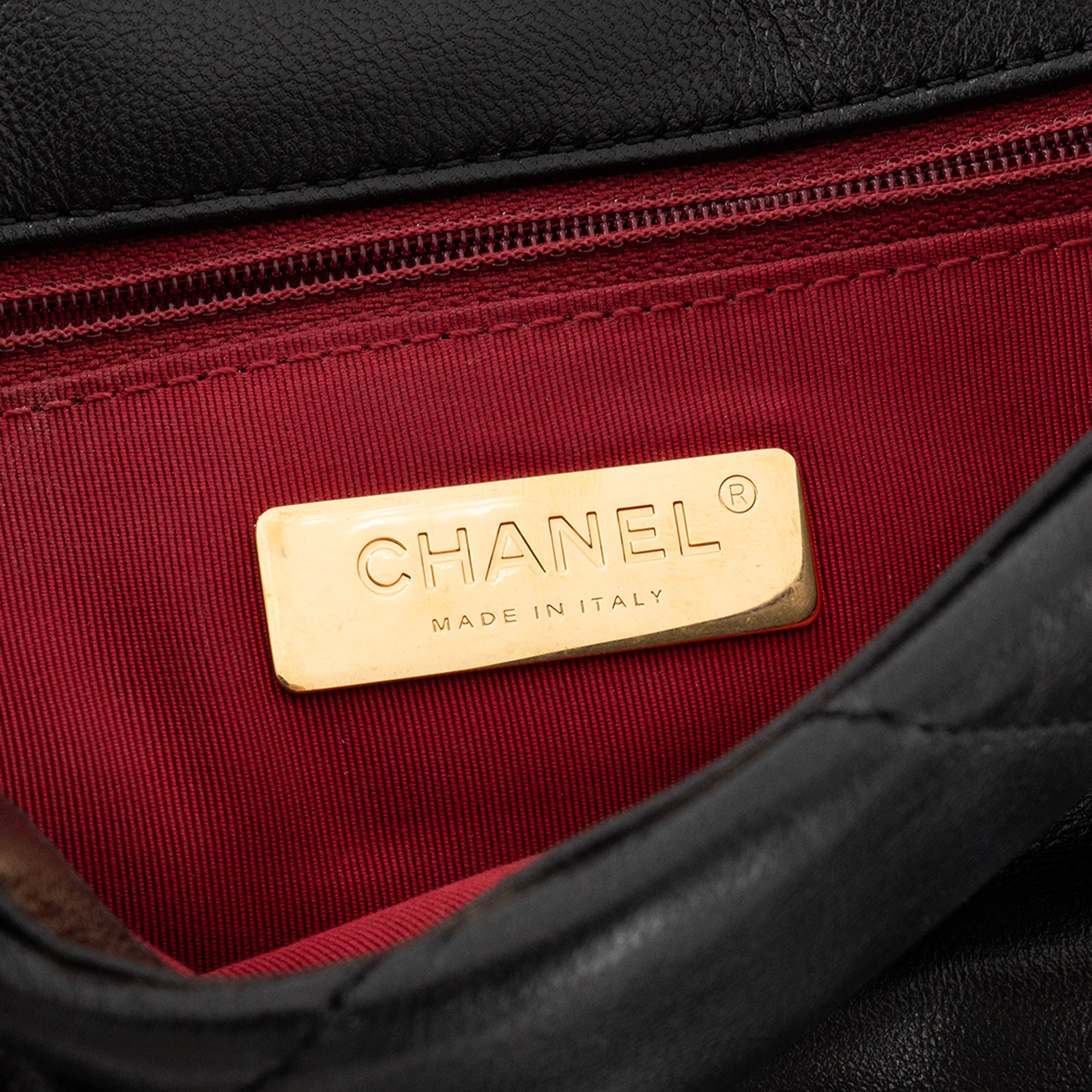 CHANEL - Sac à bandoulière Chanel 19 en cuir lisse noir