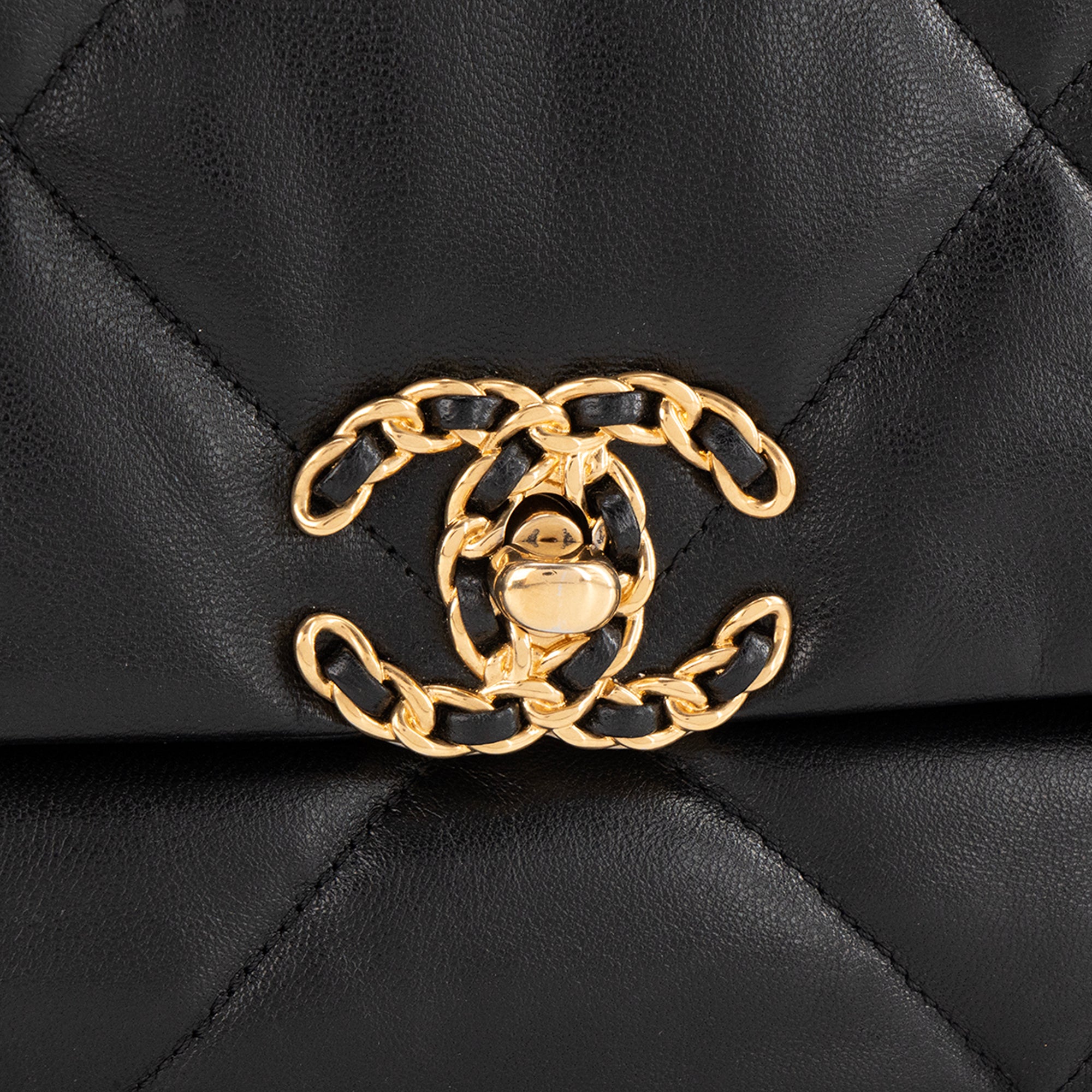 CHANEL - Sac à bandoulière Chanel 19 en cuir lisse noir