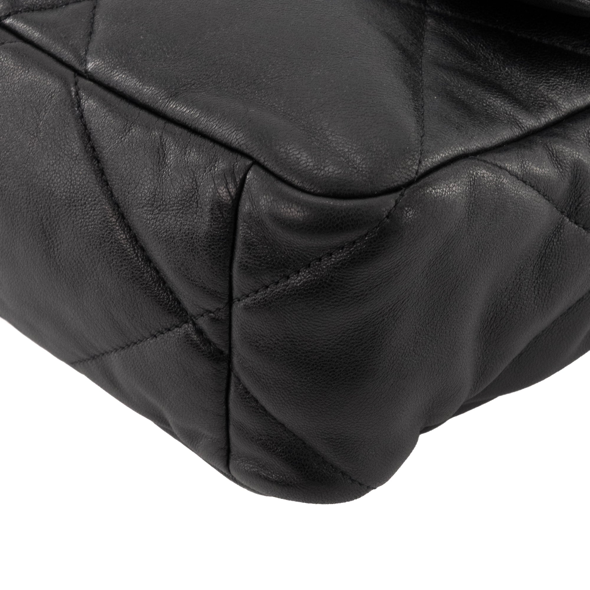 CHANEL - Sac à bandoulière Chanel 19 en cuir lisse noir