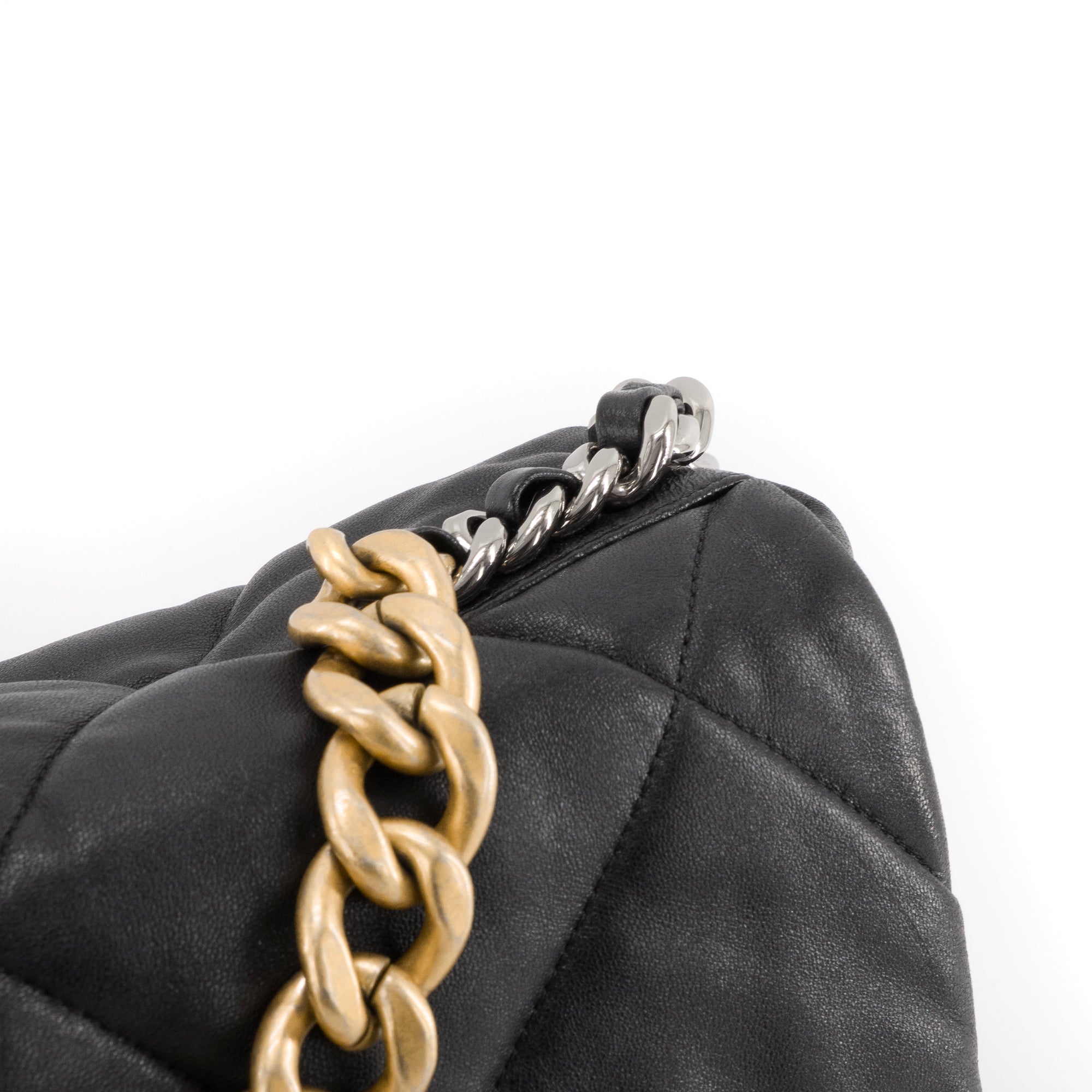 CHANEL - Sac à bandoulière Chanel 19 en cuir lisse noir