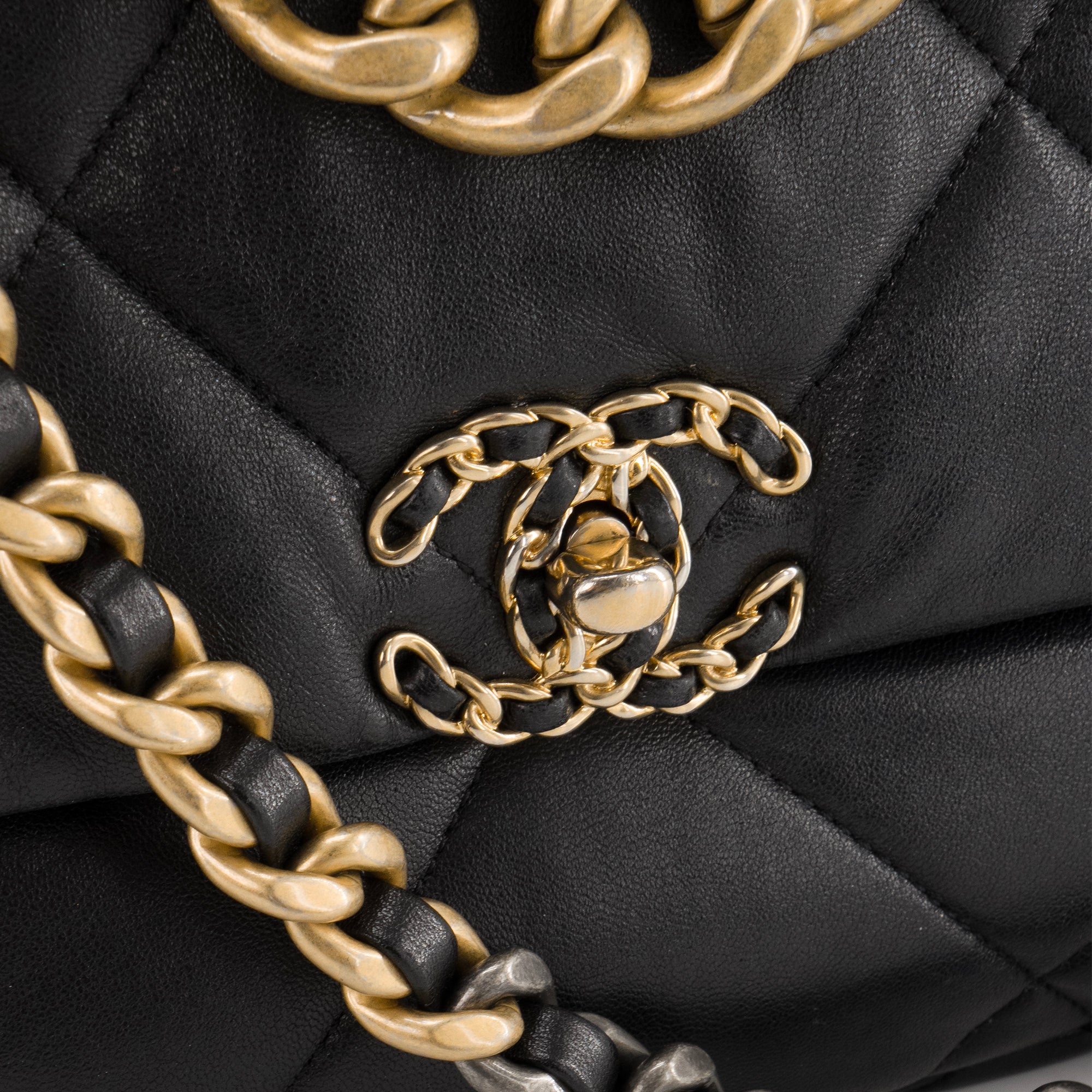 CHANEL - Sac à bandoulière Chanel 19 en cuir lisse noir