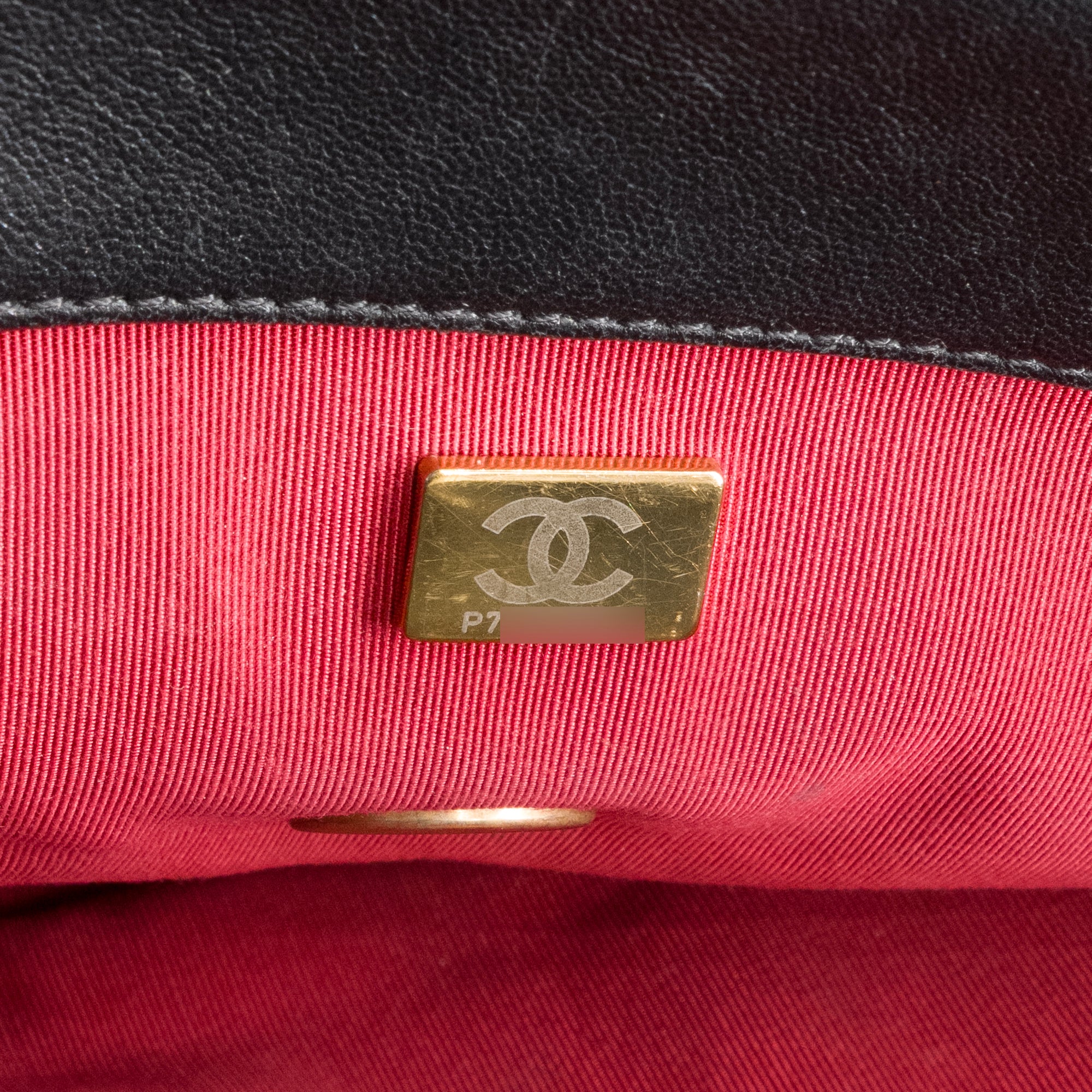 CHANEL - Sac à bandoulière Chanel 19 en cuir lisse noir