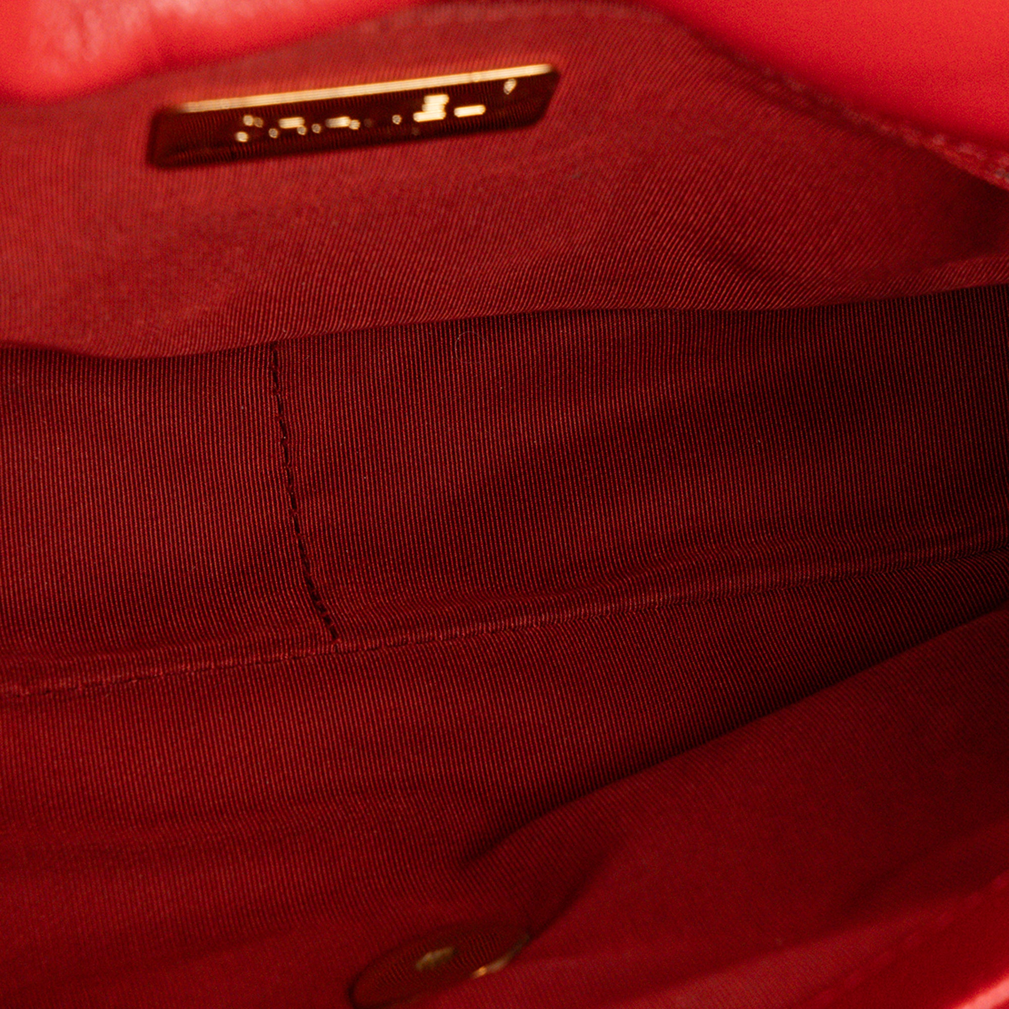 CHANEL - Sac à bandoulière Chanel 19 en cuir lisse rouge