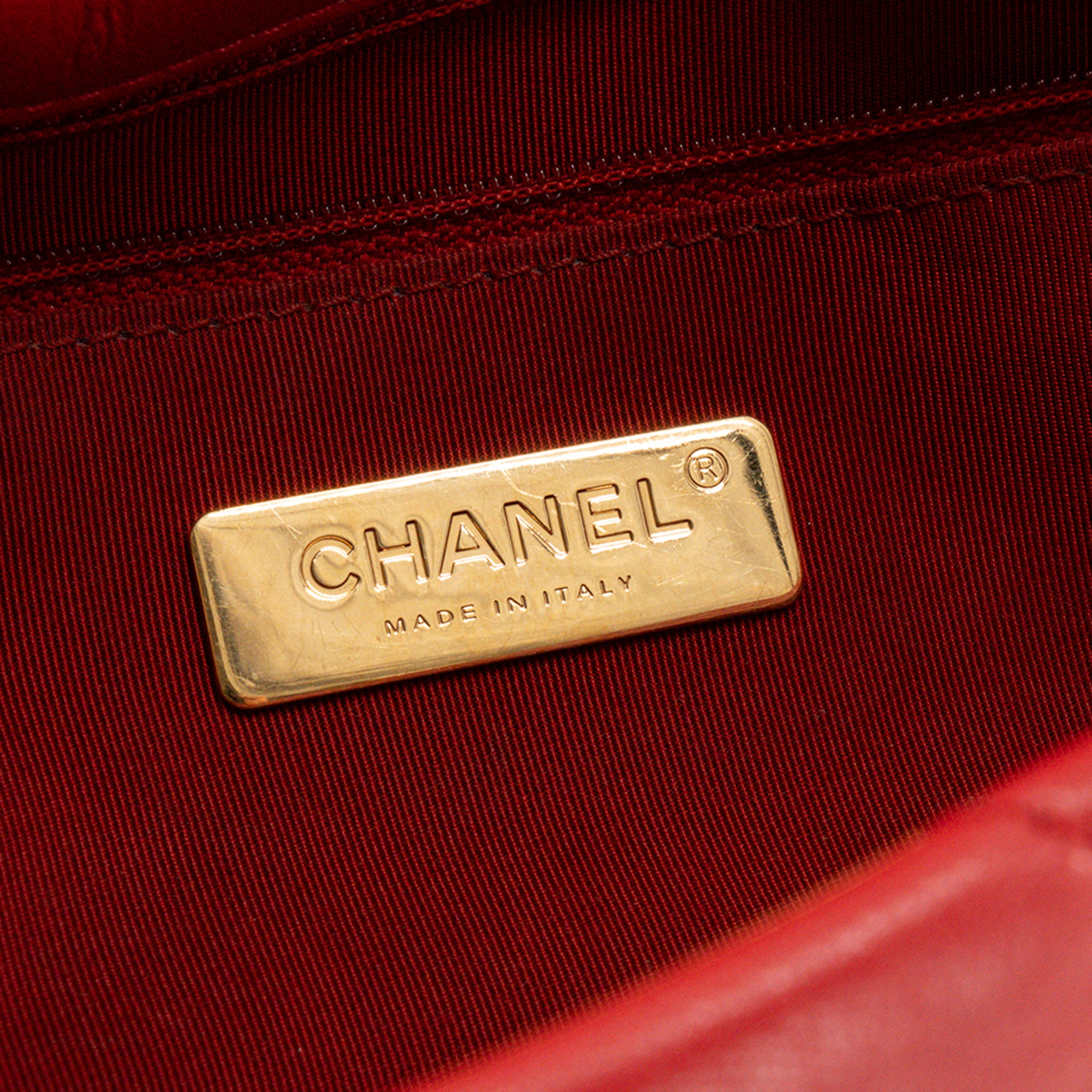 CHANEL - Sac à bandoulière Chanel 19 en cuir lisse rouge
