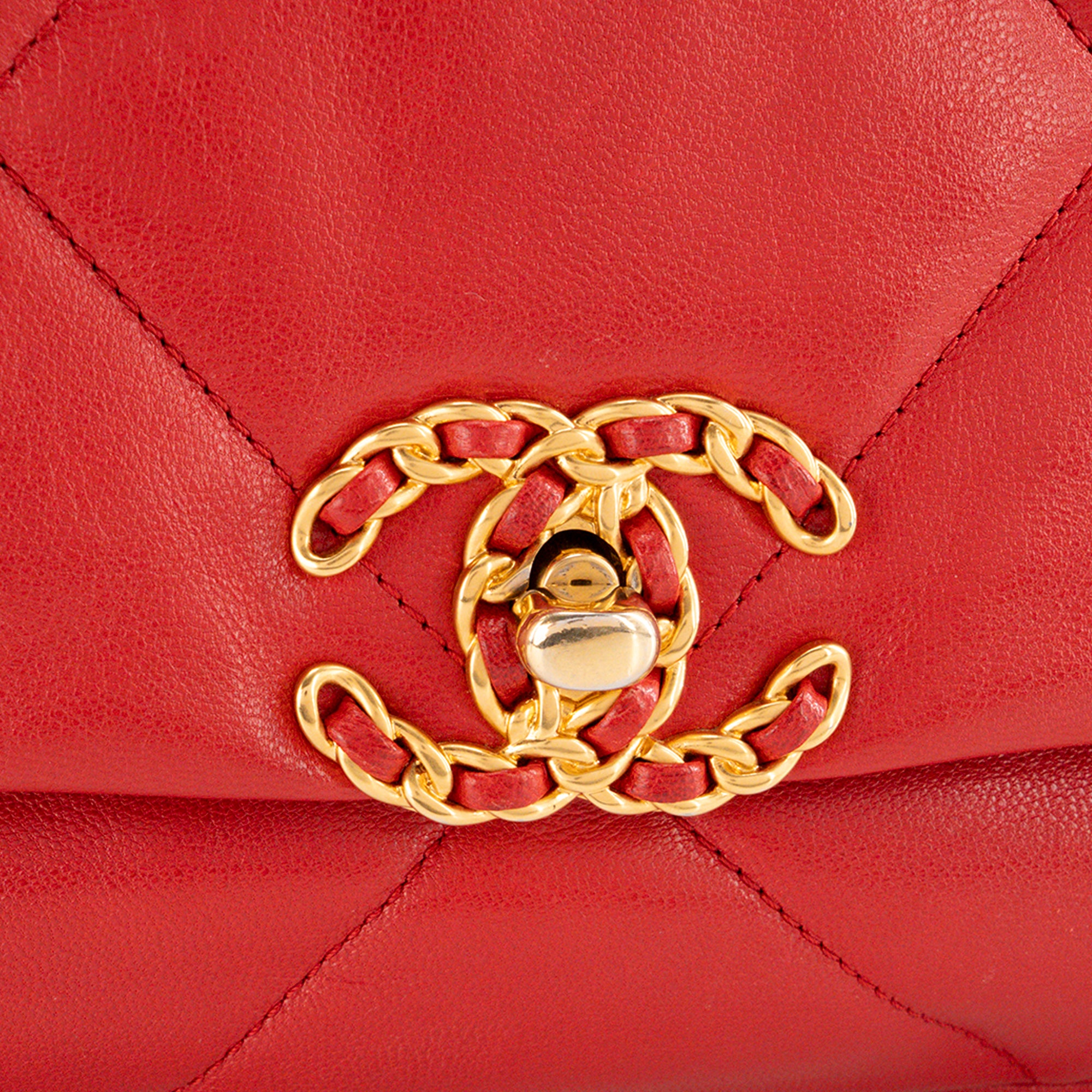 CHANEL - Sac à bandoulière Chanel 19 en cuir lisse rouge