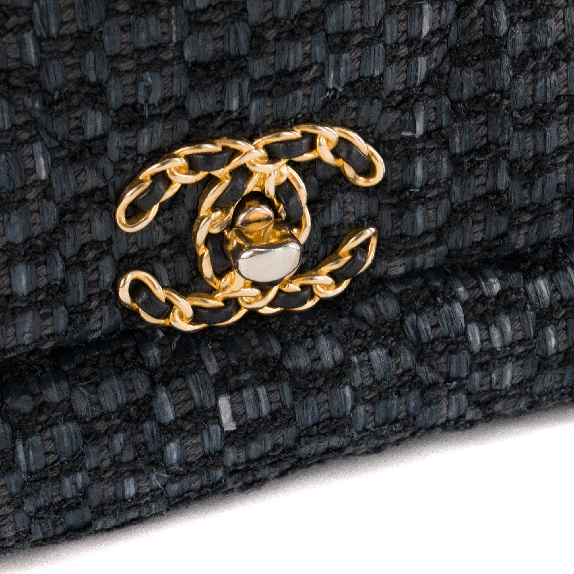 CHANEL - Sac à bandoulière Chanel 19 en raphia et tweed bleu marine et noir