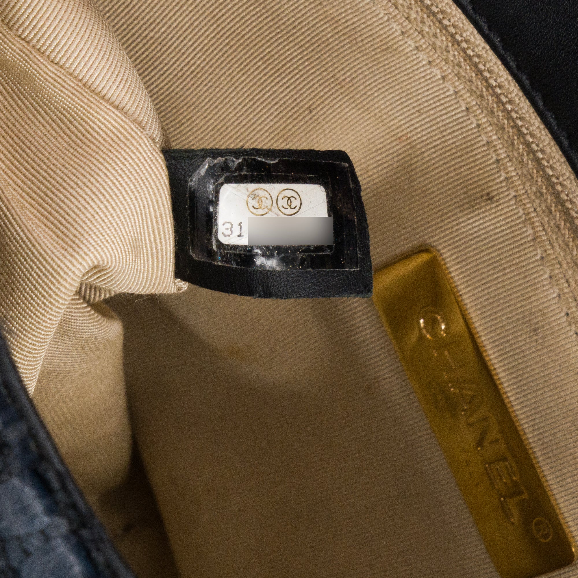 CHANEL - Sac à bandoulière Chanel 19 en raphia et tweed bleu marine et noir