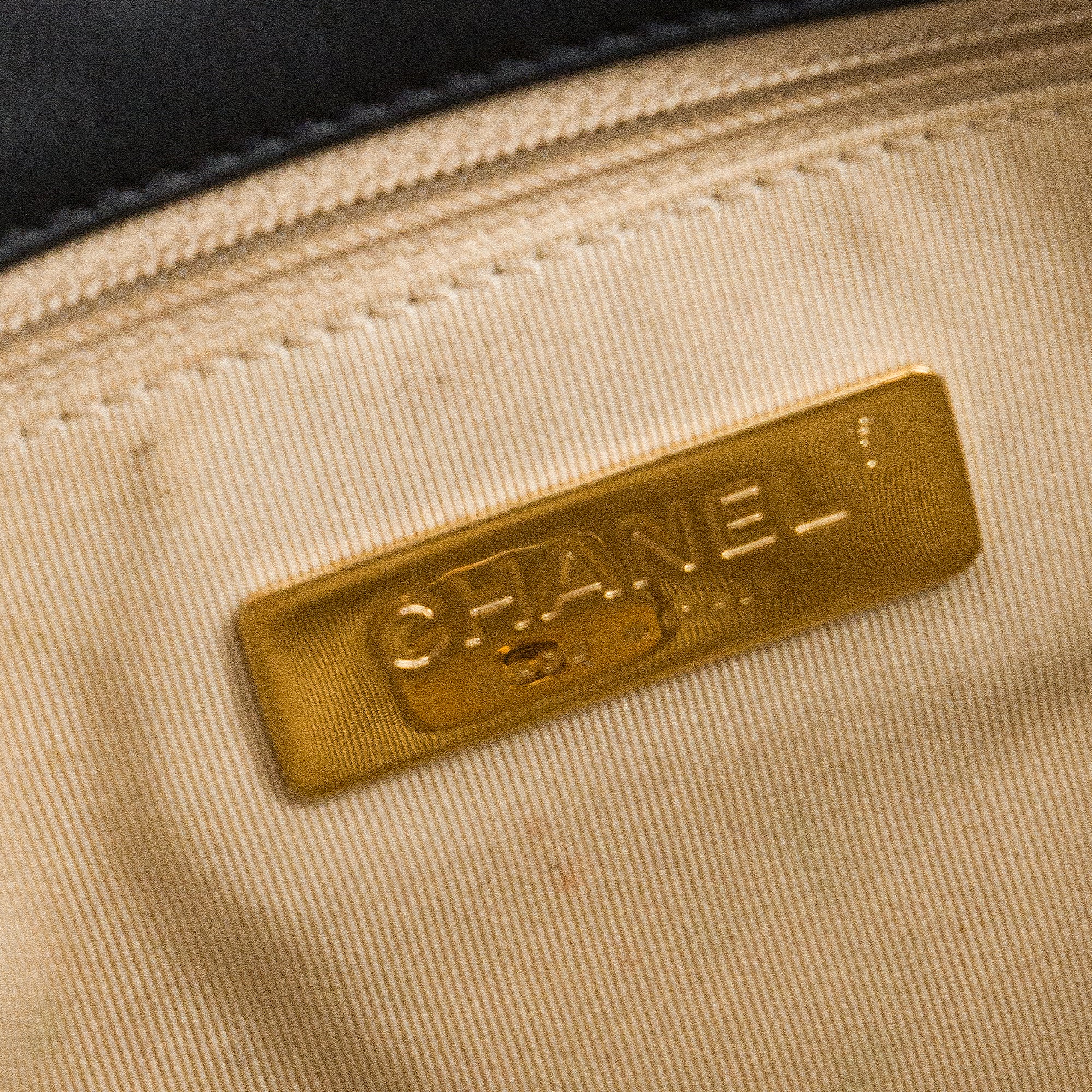 CHANEL - Sac à bandoulière Chanel 19 en raphia et tweed bleu marine et noir