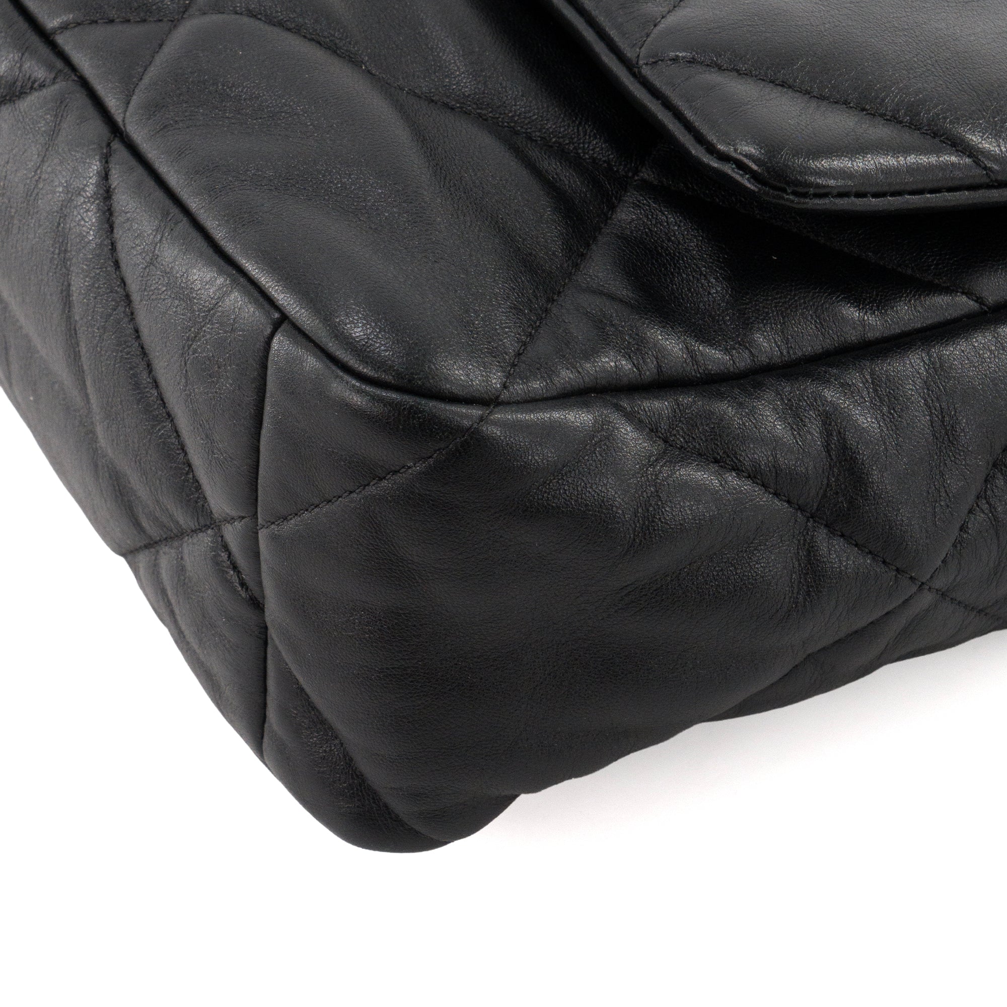 CHANEL - Sac à bandoulière Chanel 19 grand modèle en cuir lisse noir