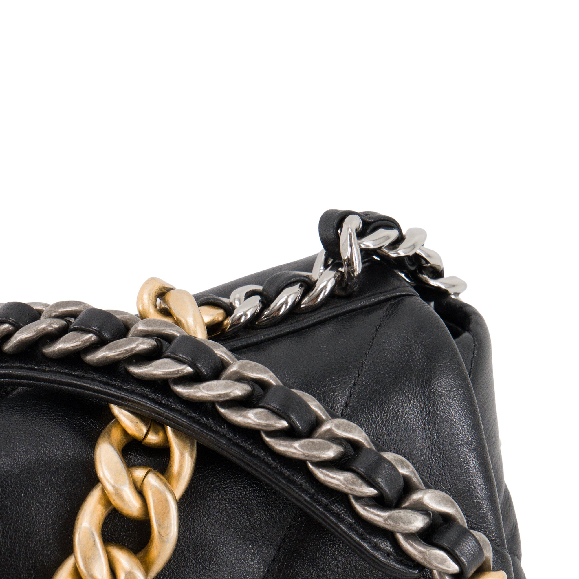 CHANEL - Sac à bandoulière Chanel 19 grand modèle en cuir lisse noir