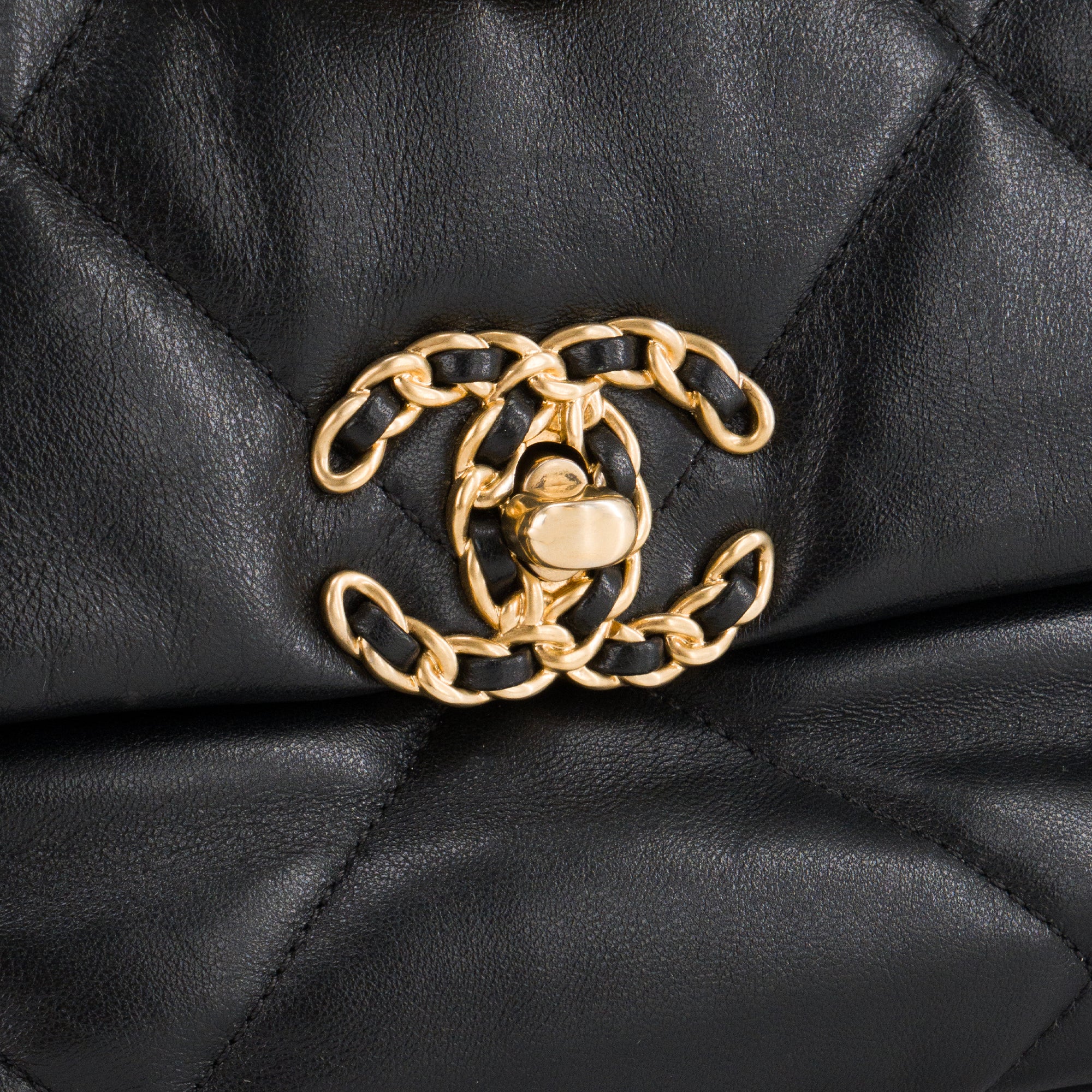 CHANEL - Sac à bandoulière Chanel 19 grand modèle en cuir lisse noir