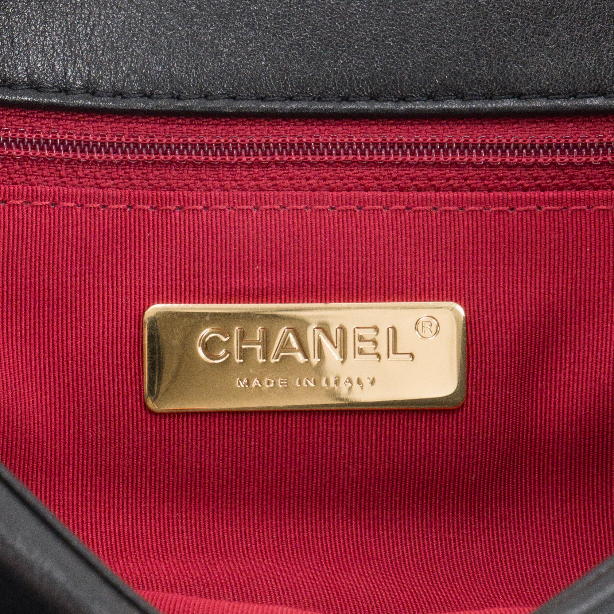 CHANEL - Sac à bandoulière Chanel 19 grand modèle en cuir lisse noir