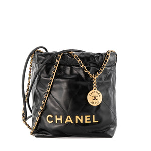 CHANEL - Sac à bandoulière Chanel 22 en cuir lisse noir