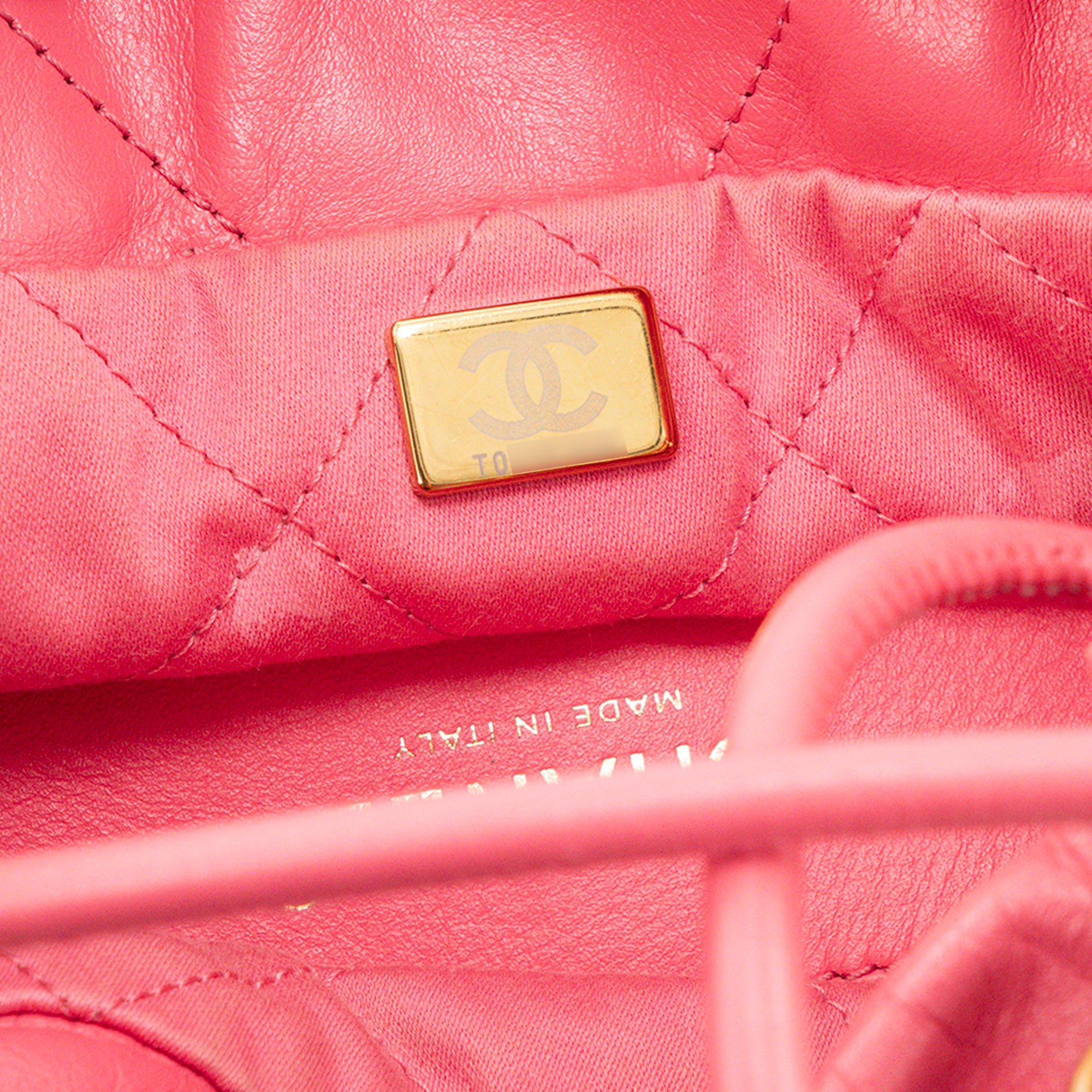 CHANEL - Sac à bandoulière Chanel 22 mini en cuir lisse rose