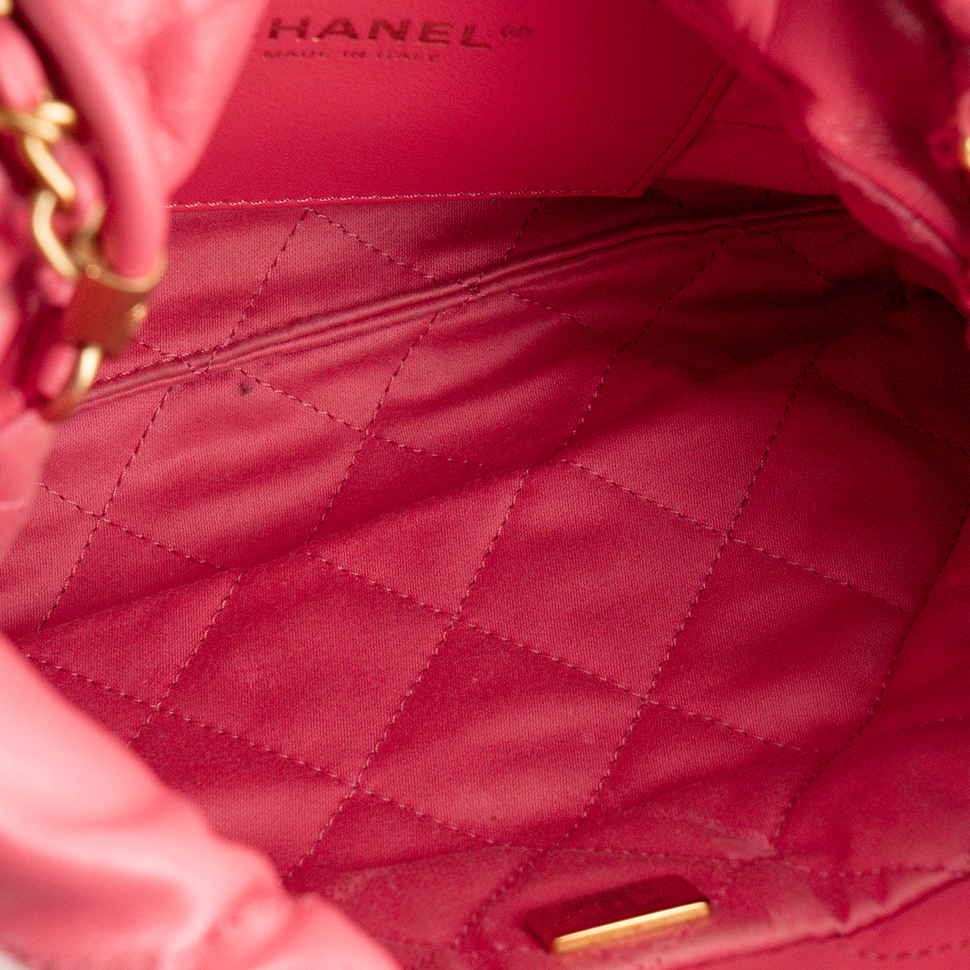 CHANEL - Sac à bandoulière Chanel 22 mini en cuir lisse rose