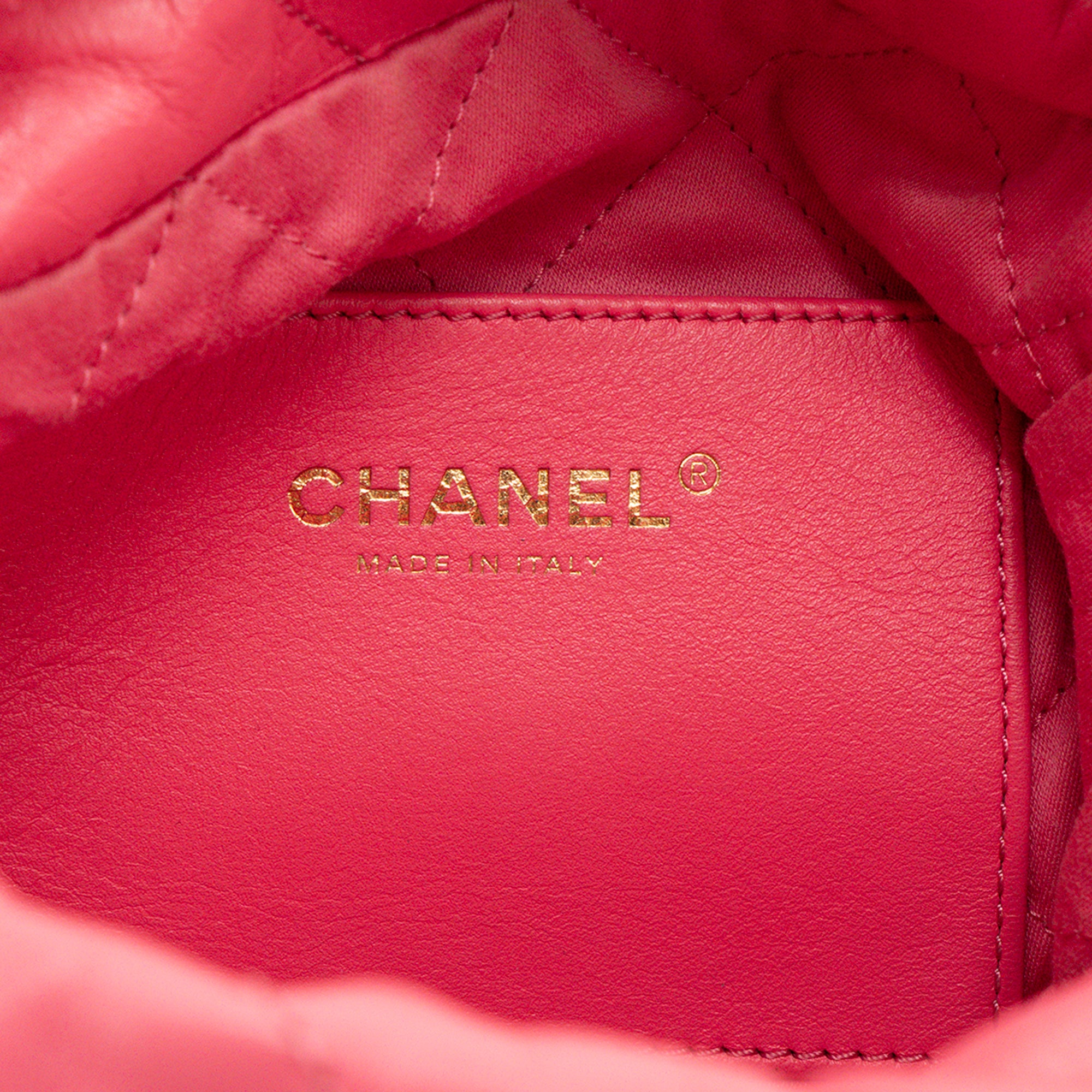 CHANEL - Sac à bandoulière Chanel 22 mini en cuir lisse rose