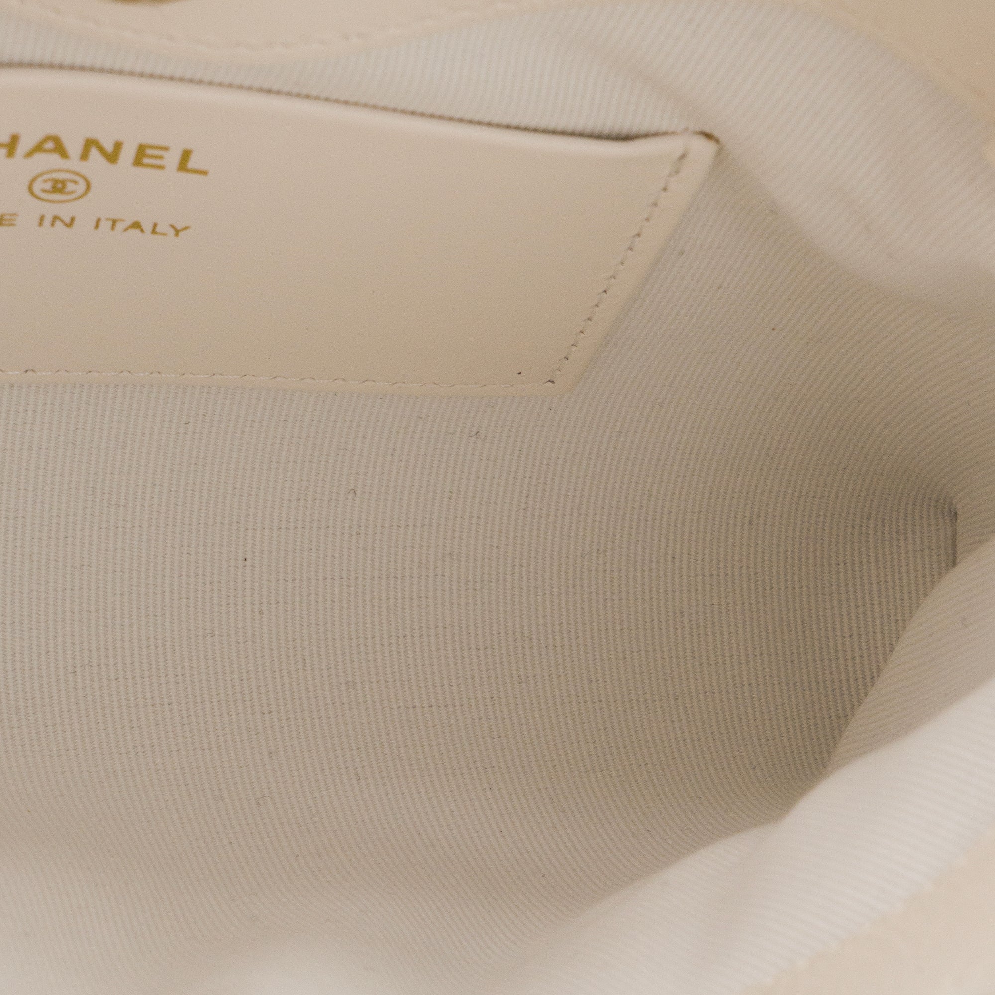 CHANEL - Sac à bandoulière Chanel 31 en cuir lisse blanc