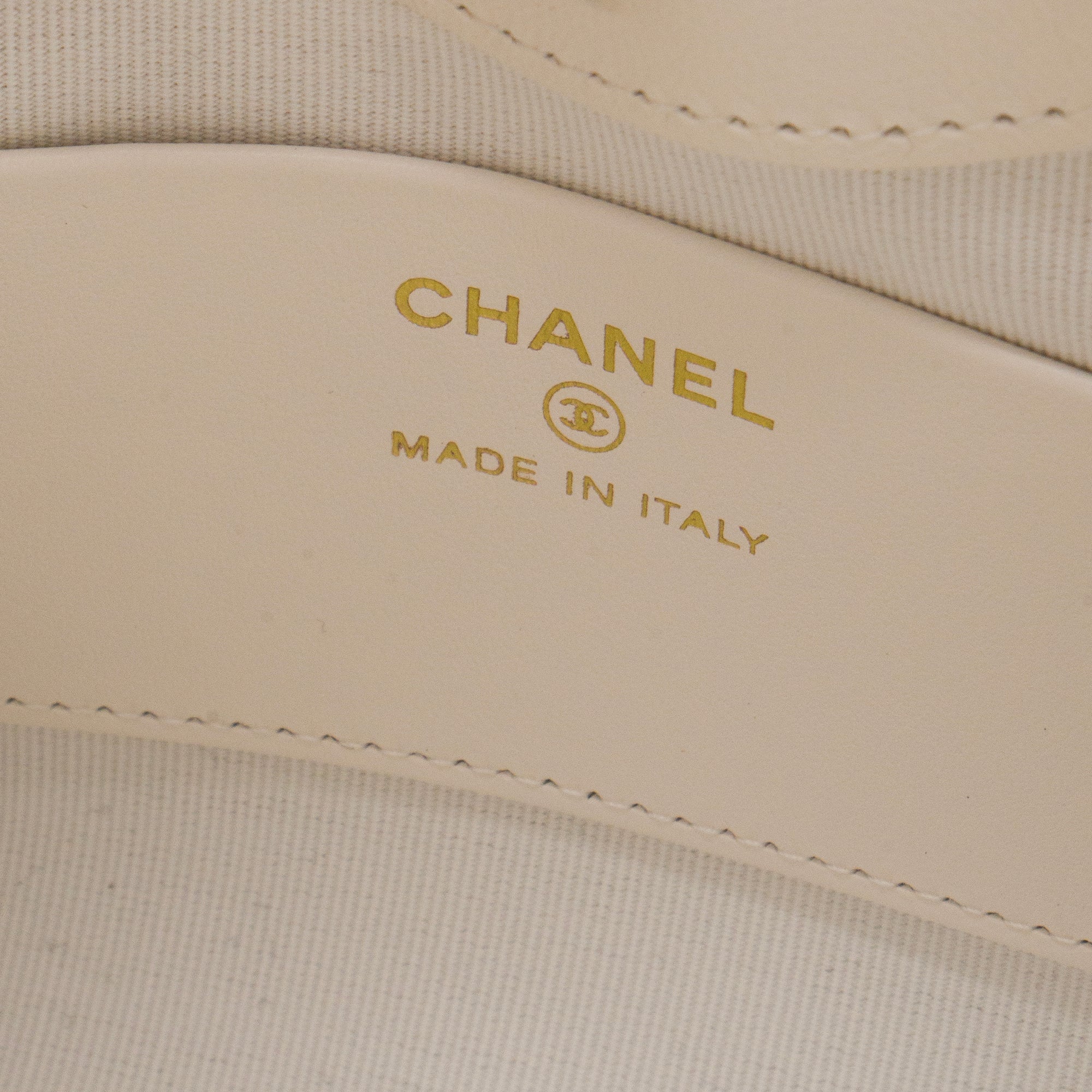 CHANEL - Sac à bandoulière Chanel 31 en cuir lisse blanc