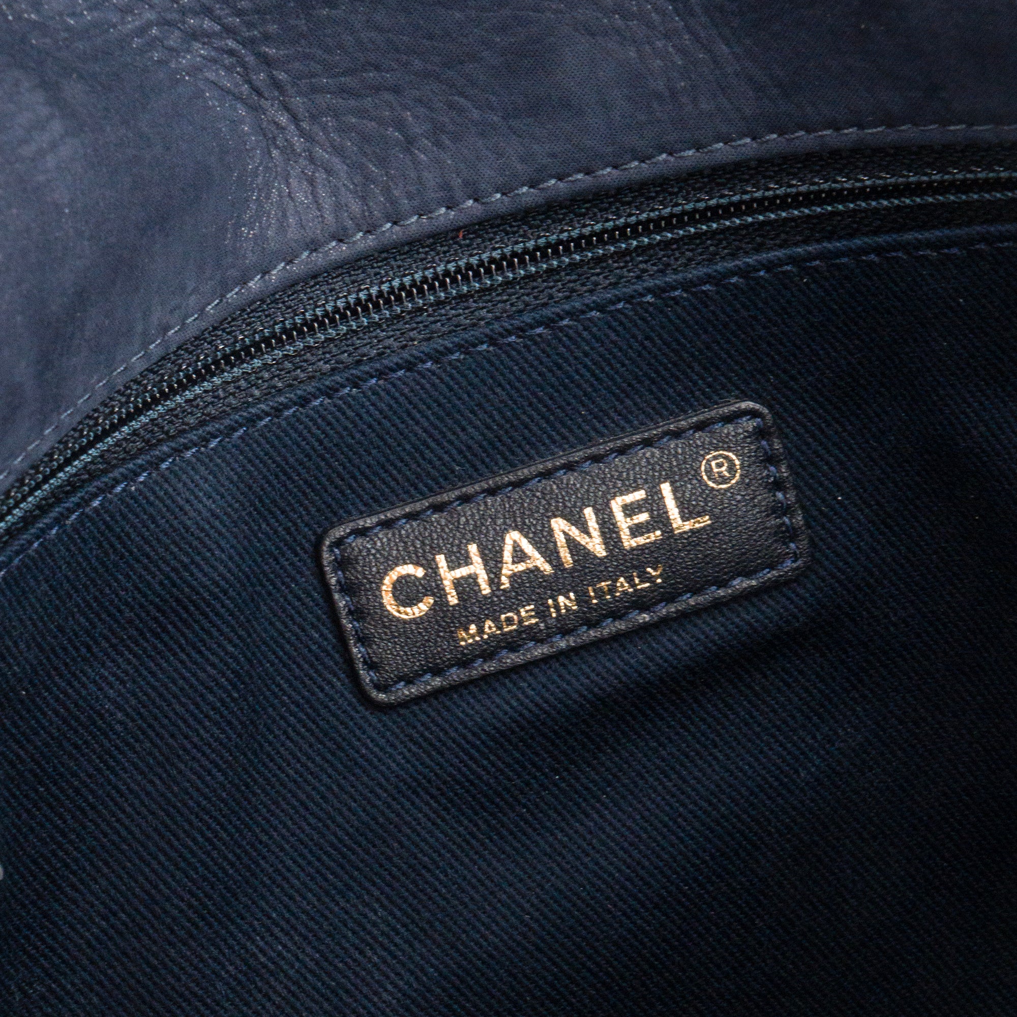 CHANEL - Sac à bandoulière Chanel en cuir bleu marine iridescent édition limitée