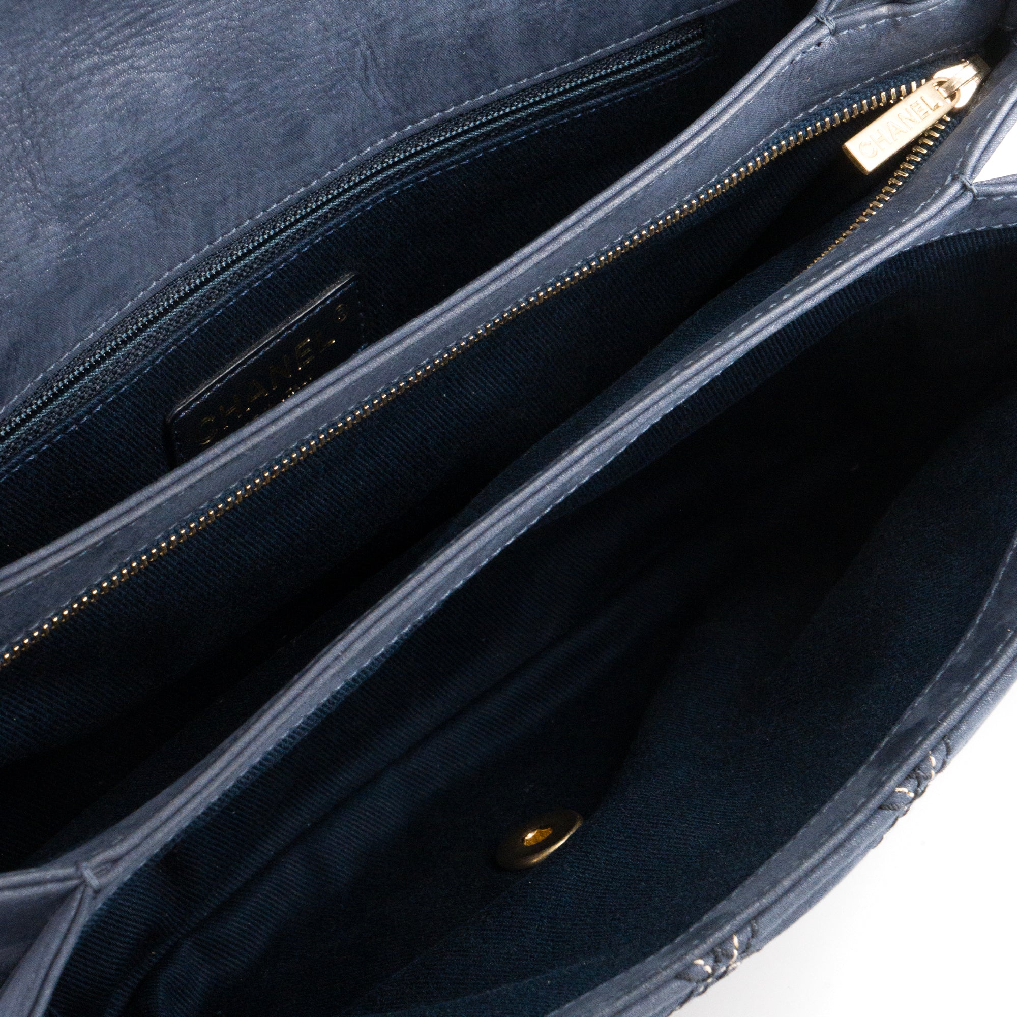 CHANEL - Sac à bandoulière Chanel en cuir bleu marine iridescent édition limitée
