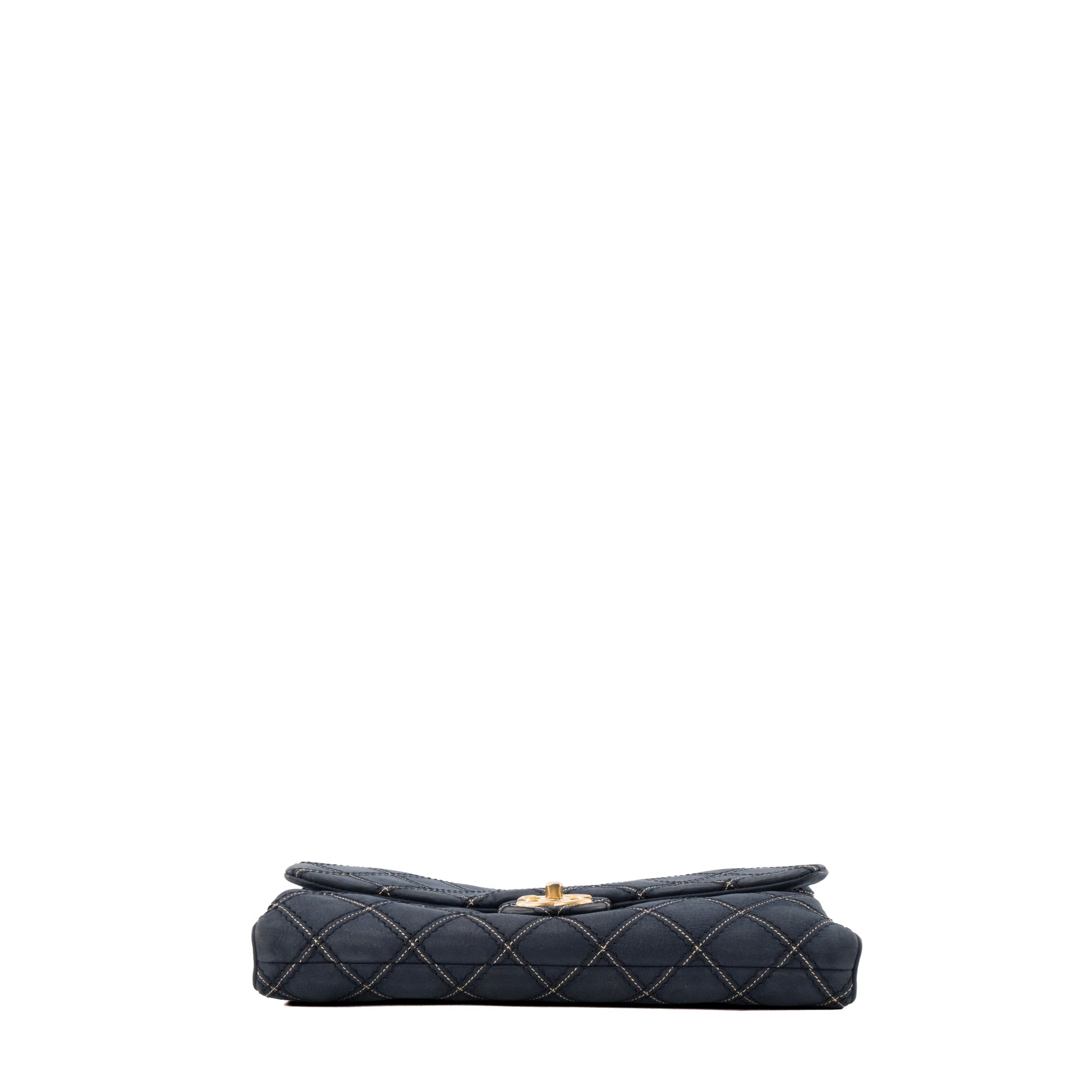 CHANEL - Sac à bandoulière Chanel en cuir bleu marine iridescent édition limitée