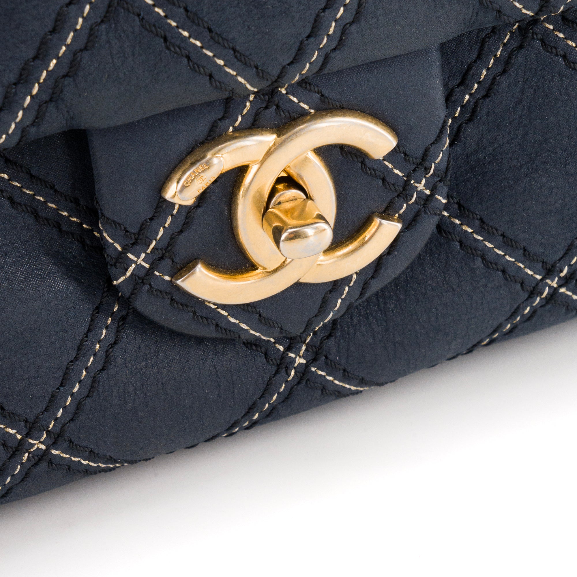 CHANEL - Sac à bandoulière Chanel en cuir bleu marine iridescent édition limitée