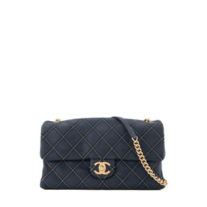 CHANEL - Sac à bandoulière Chanel en cuir bleu marine iridescent édition limitée
