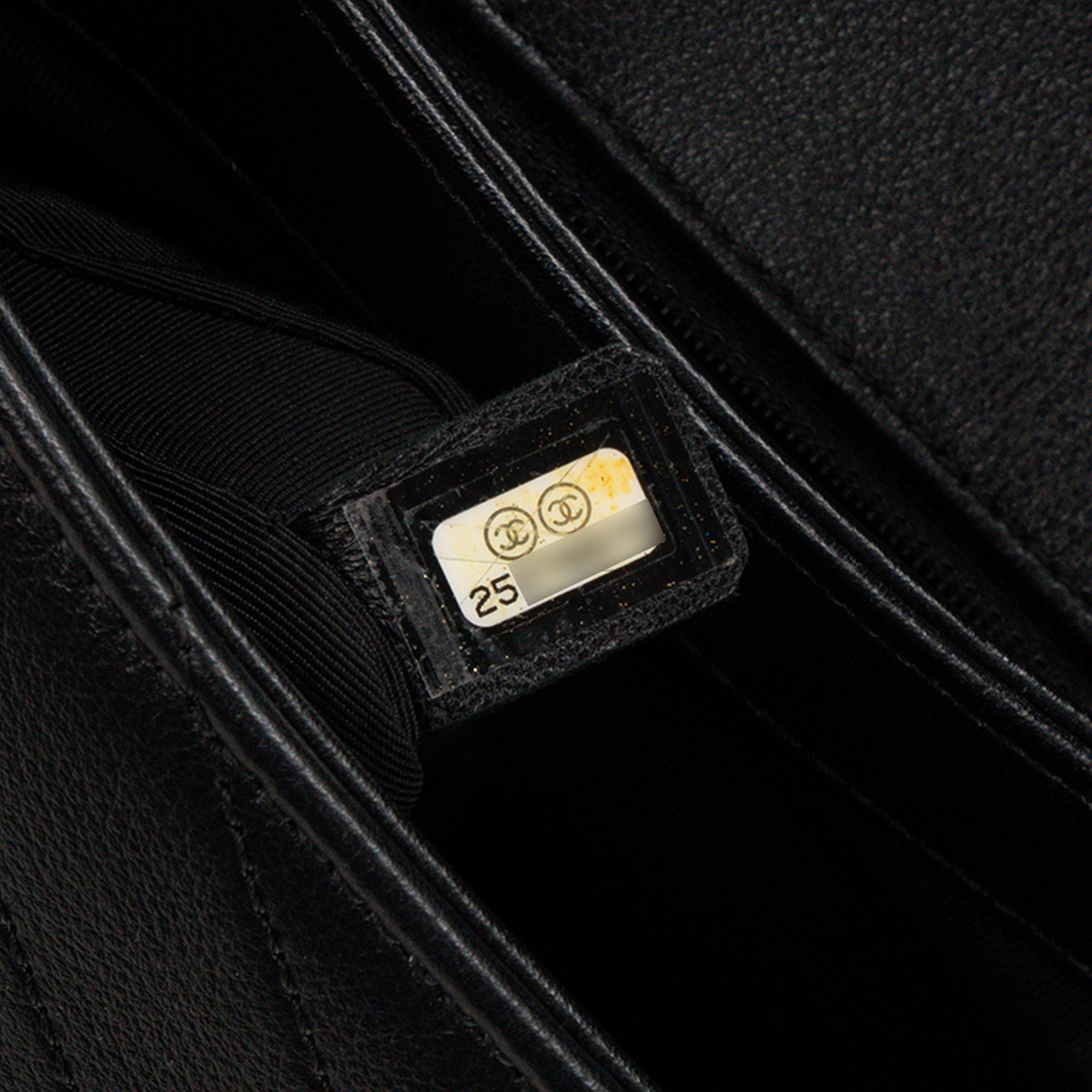 CHANEL - Sac à bandoulière Chevron Chic Top Handle Flap Bag Medium Chanel en cuir chevron et cuir exotique python noir