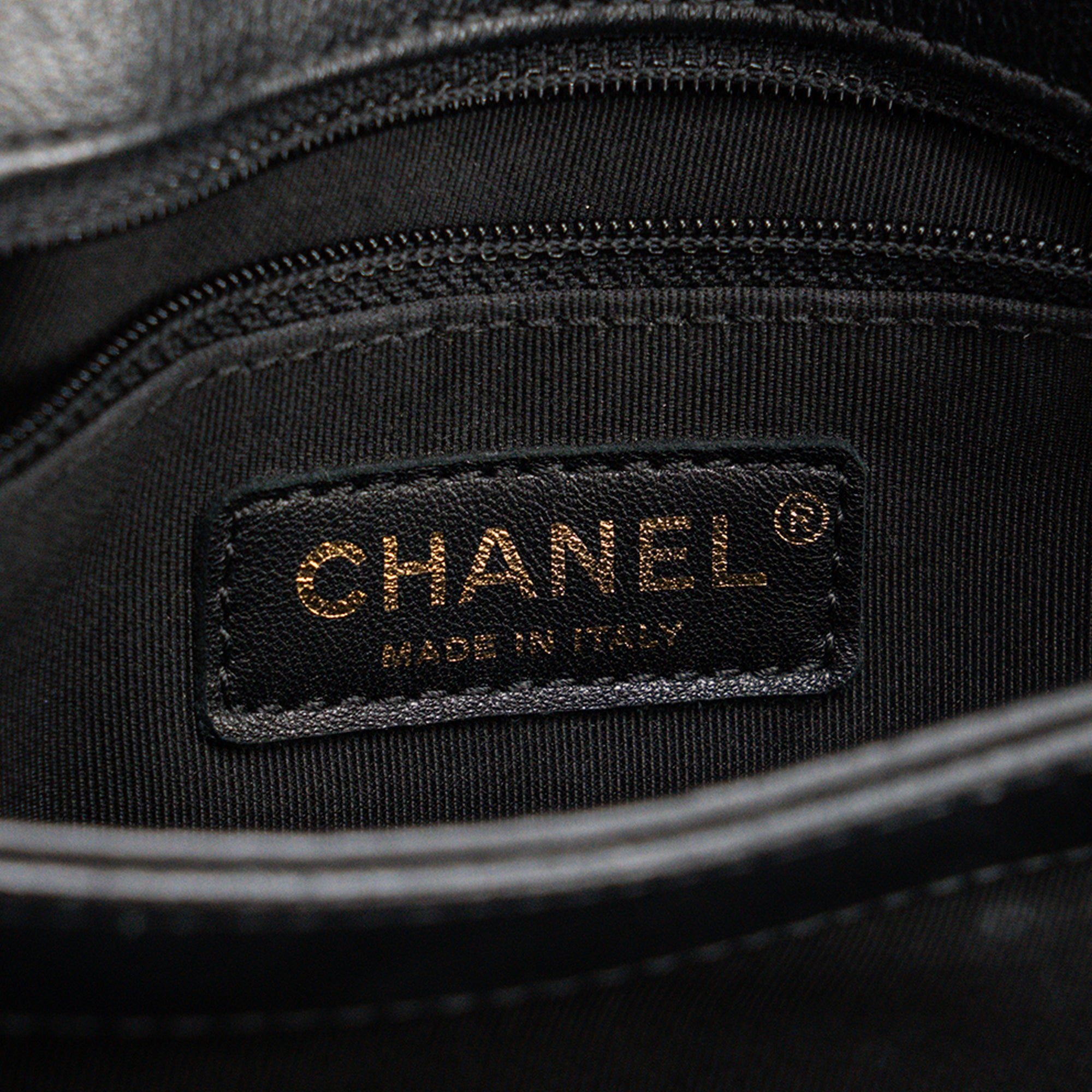 CHANEL - Sac à bandoulière Chevron Chic Top Handle Flap Bag Medium Chanel en cuir chevron et cuir exotique python noir
