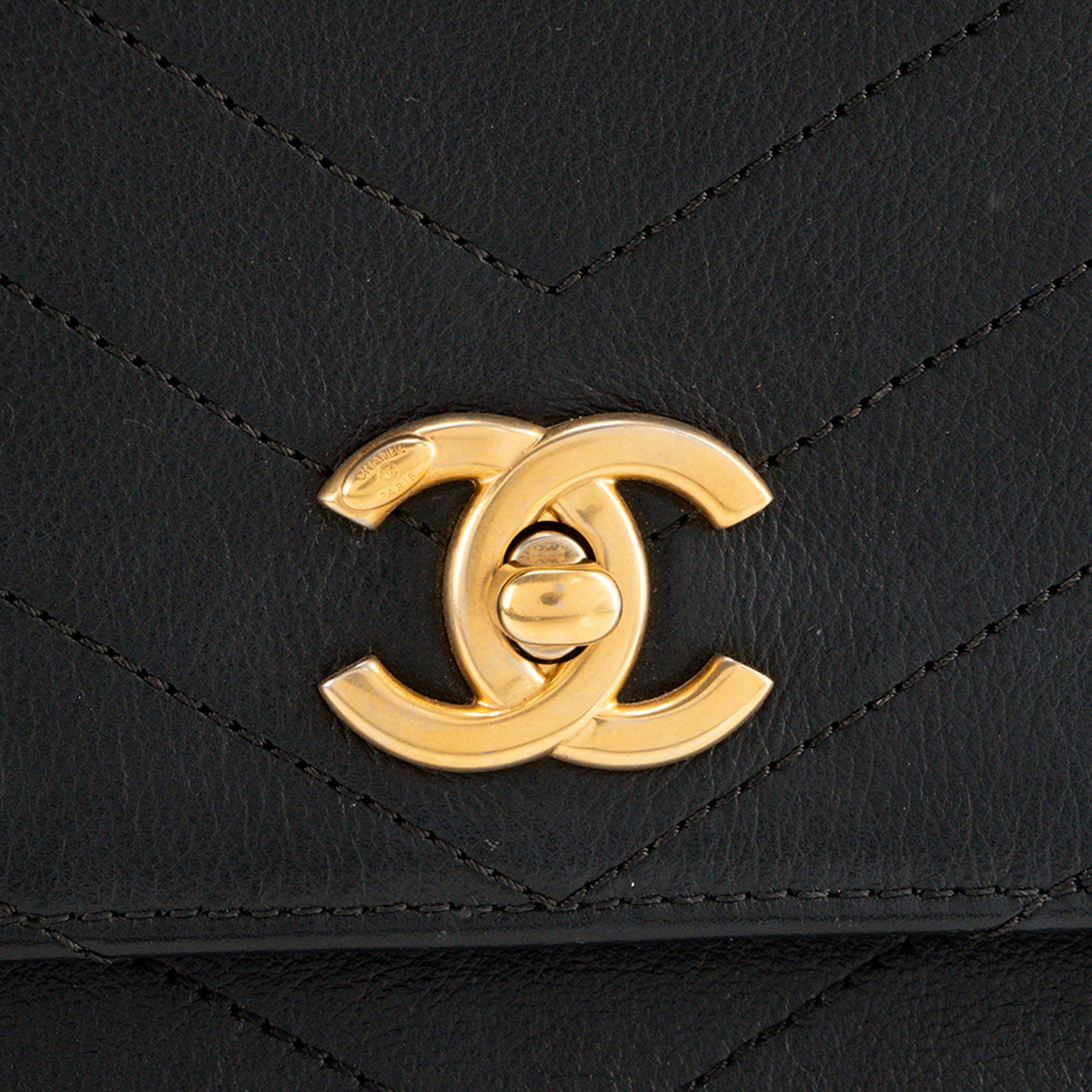 CHANEL - Sac à bandoulière Chevron Chic Top Handle Flap Bag Medium Chanel en cuir chevron et cuir exotique python noir