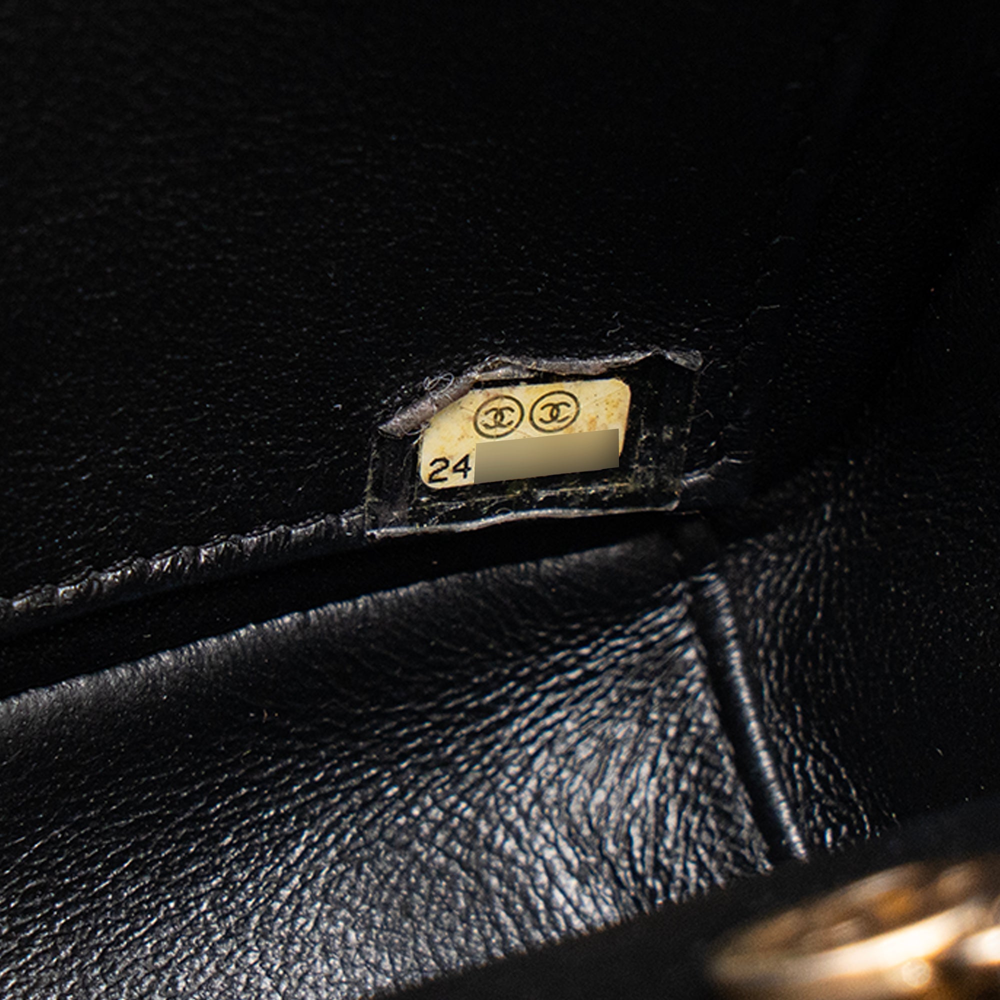 CHANEL - Sac à bandoulière Chevron Flap Chanel en cuir lisse noir édition limitée