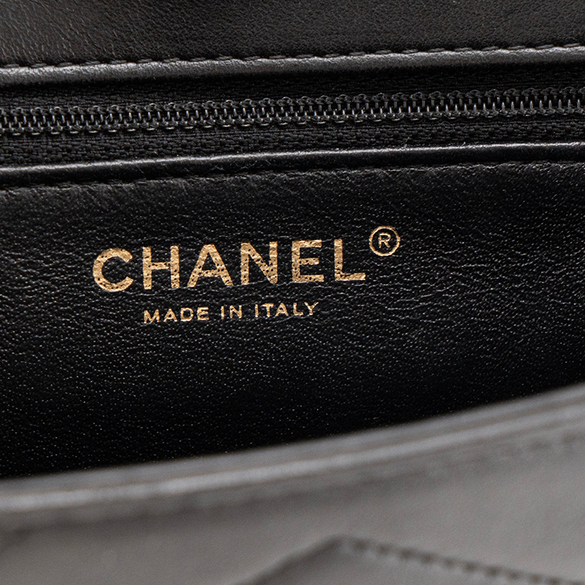 CHANEL - Sac à bandoulière Chevron Flap Chanel en cuir lisse noir édition limitée