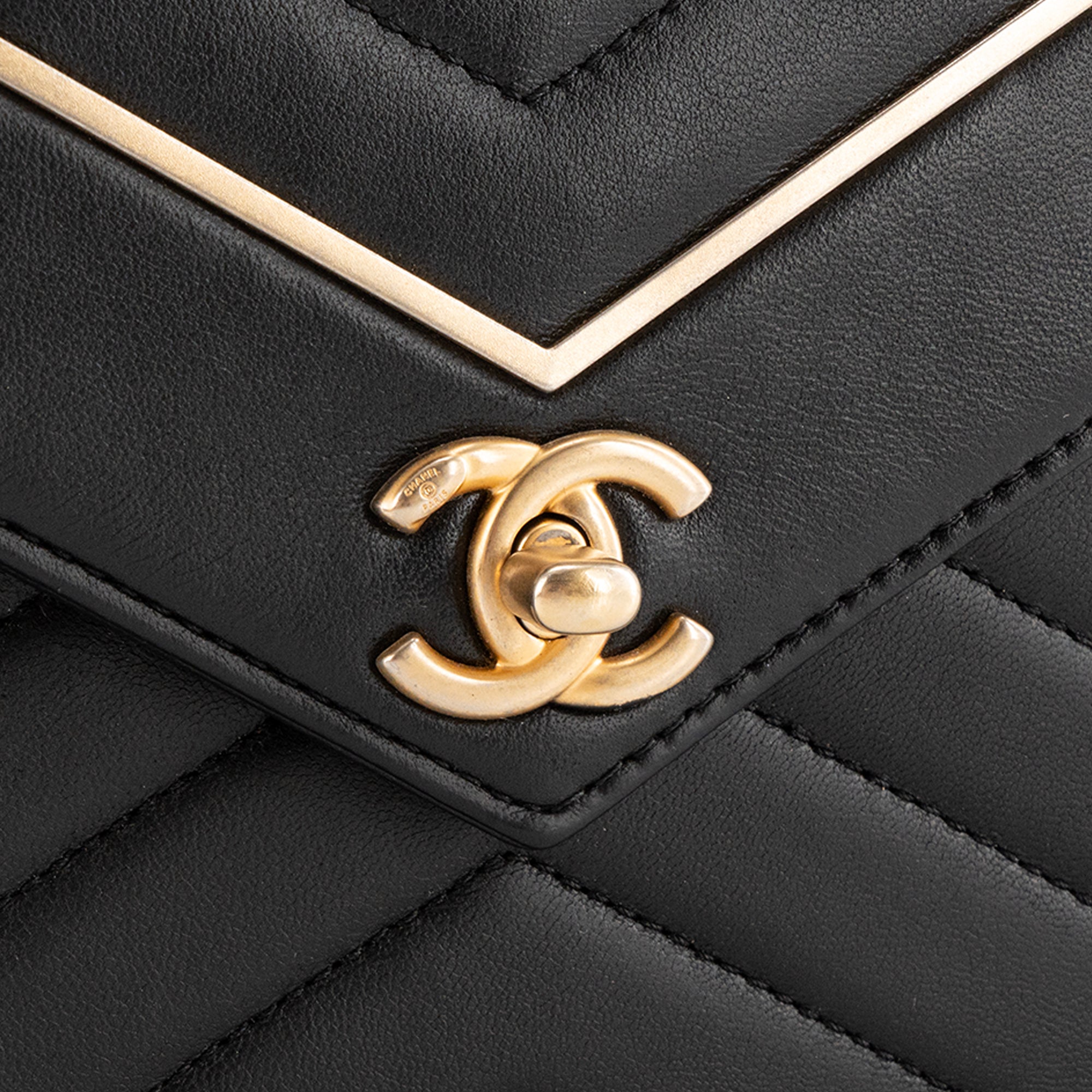 CHANEL - Sac à bandoulière Chevron Flap Chanel en cuir lisse noir édition limitée