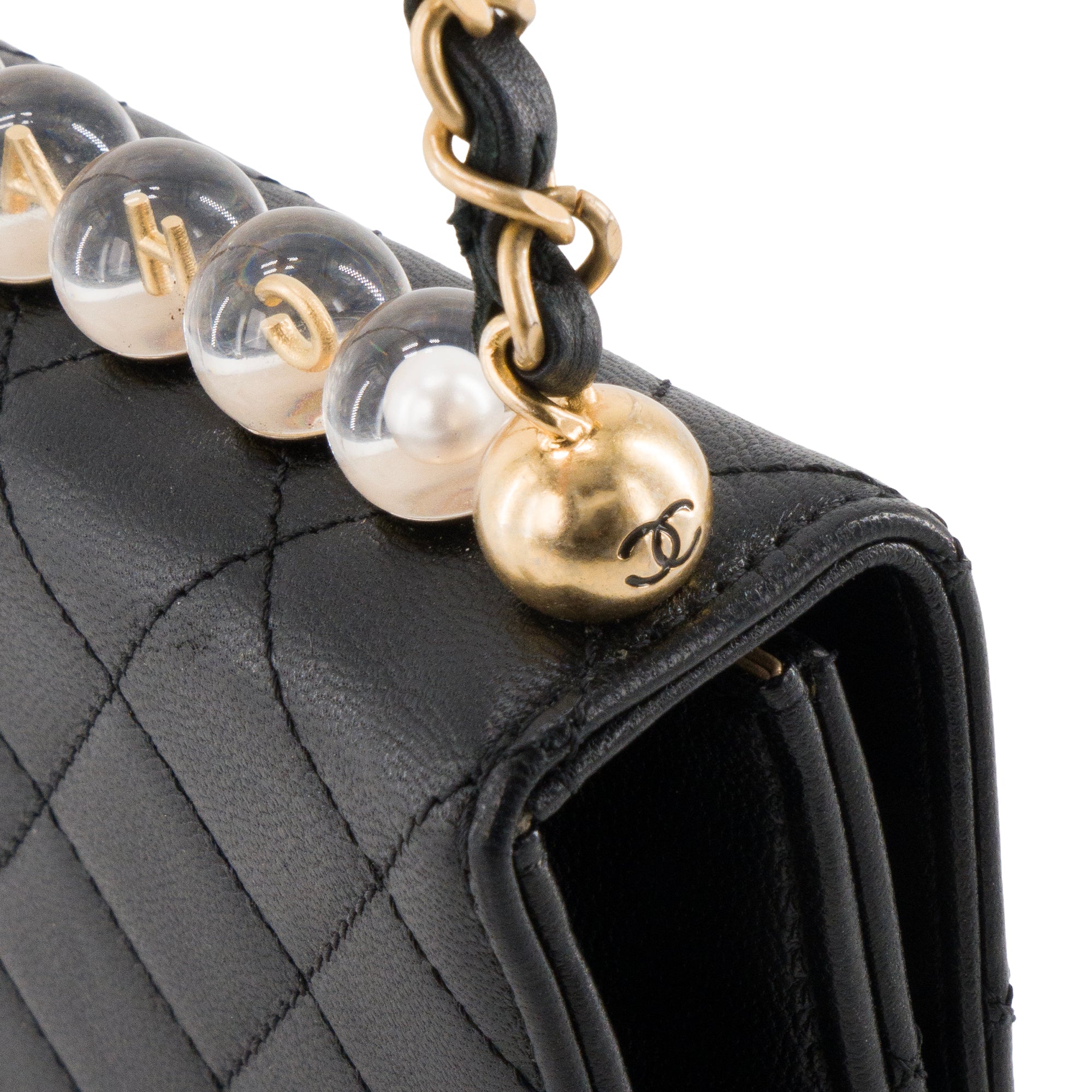 CHANEL - Sac à bandoulière Chic Pearls Chanel en cuir lisse noir édition limitée