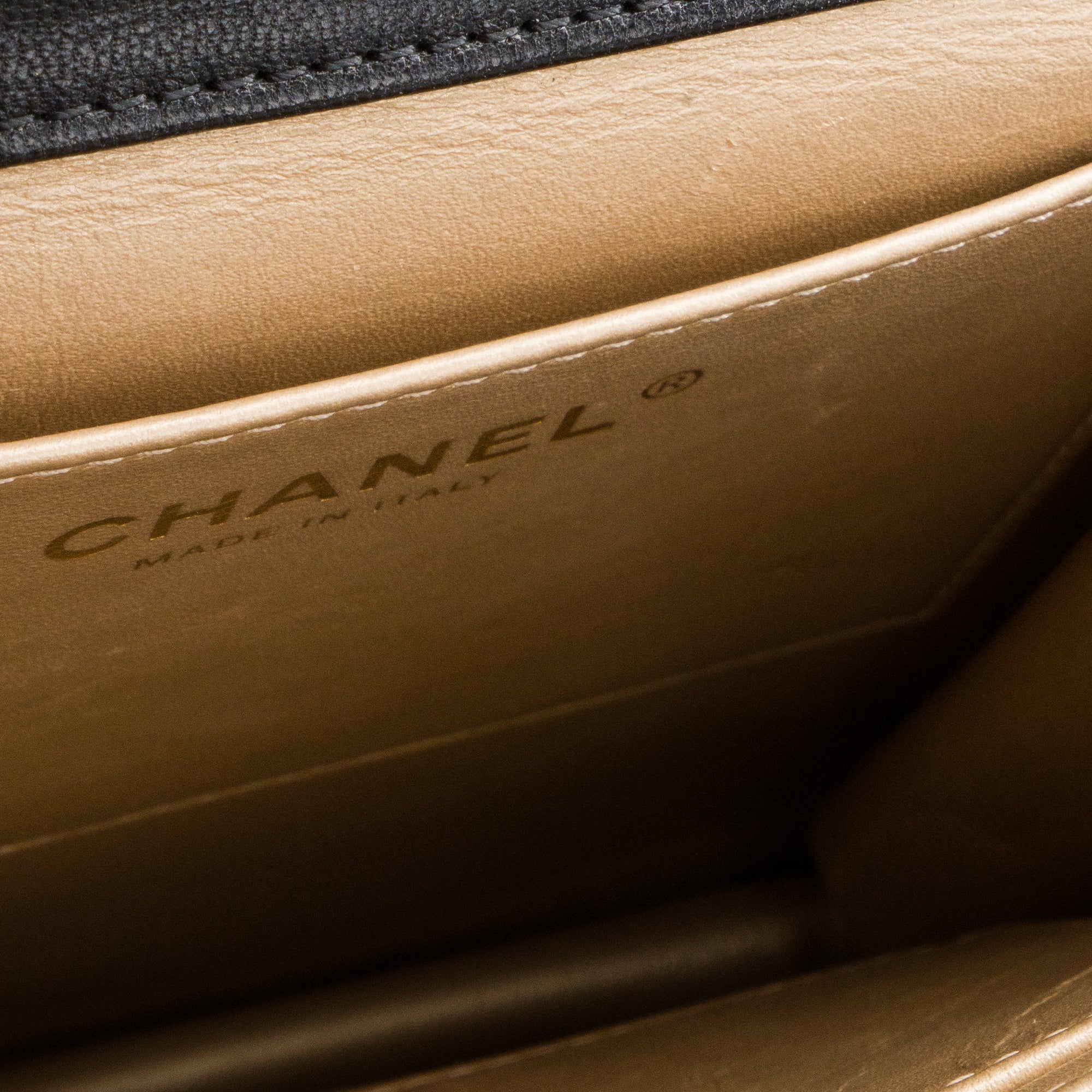 CHANEL - Sac à bandoulière Chic Pearls Chanel en cuir lisse noir édition limitée