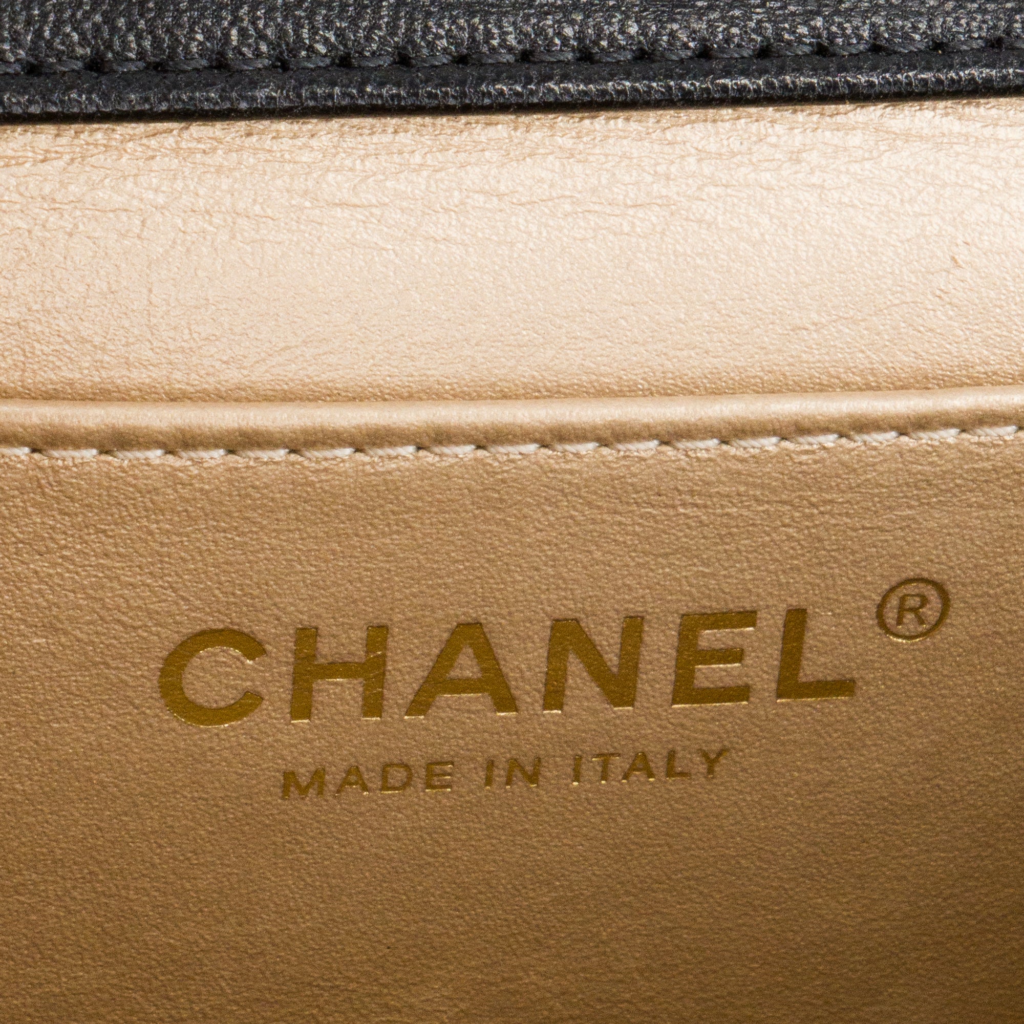 CHANEL - Sac à bandoulière Chic Pearls Chanel en cuir lisse noir édition limitée