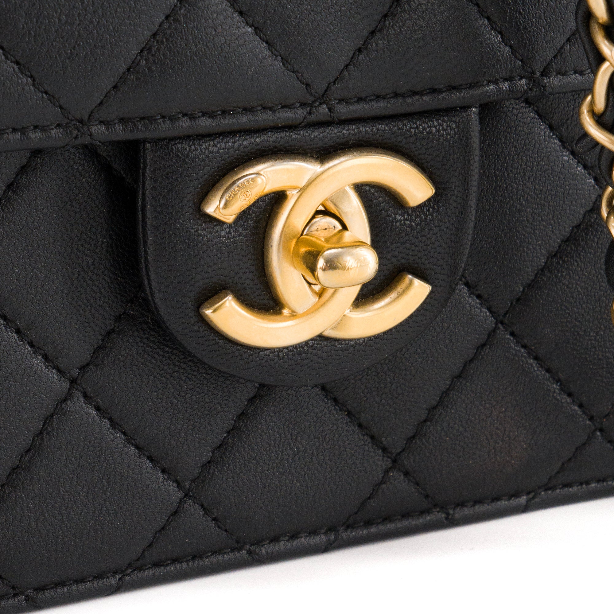 CHANEL - Sac à bandoulière Chic Pearls Chanel en cuir lisse noir édition limitée