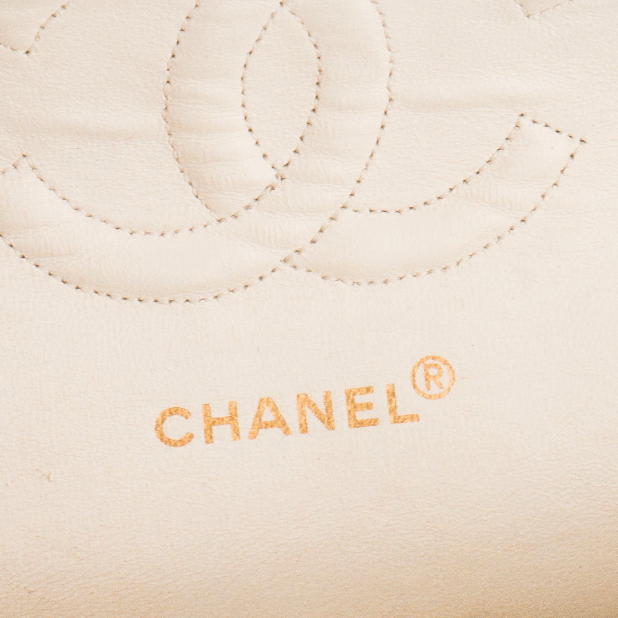 CHANEL - Sac à bandoulière Classique/Timeless 11.12 Chanel en cuir lisse blanc vintage