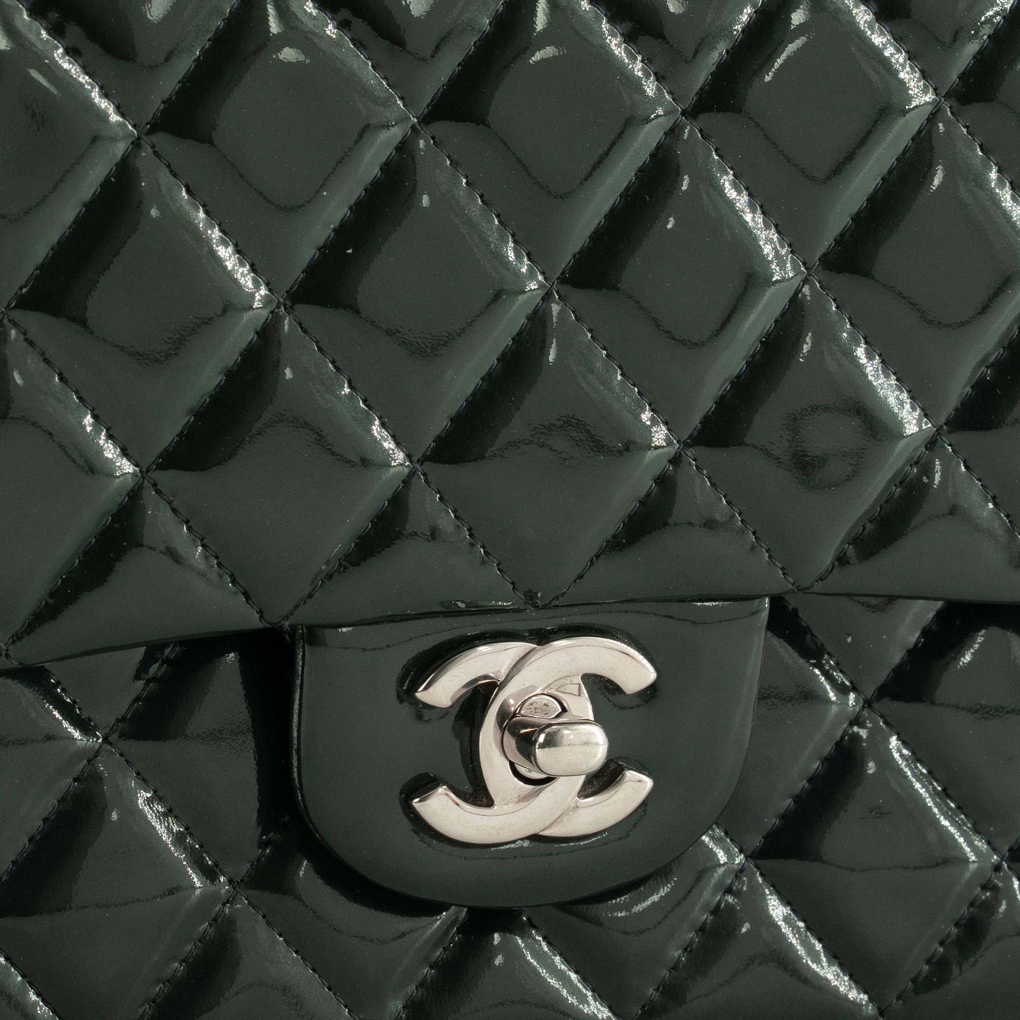 CHANEL - Sac à bandoulière Classique/Timeless 11.12 Chanel en cuir verni vert