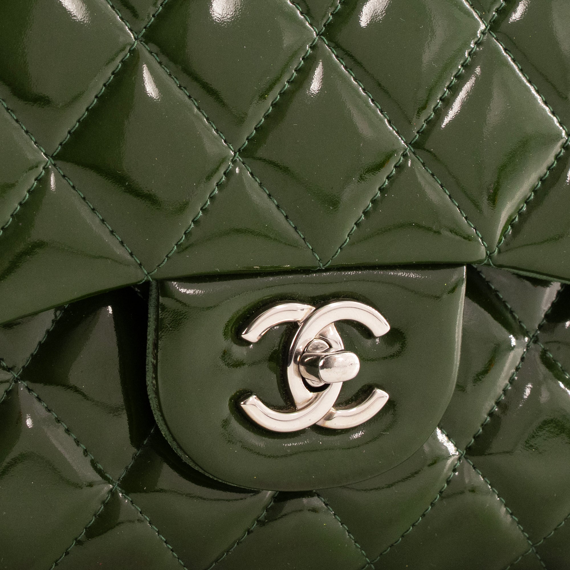 CHANEL - Sac à bandoulière Classique/Timeless Jumbo Chanel en cuir verni kaki