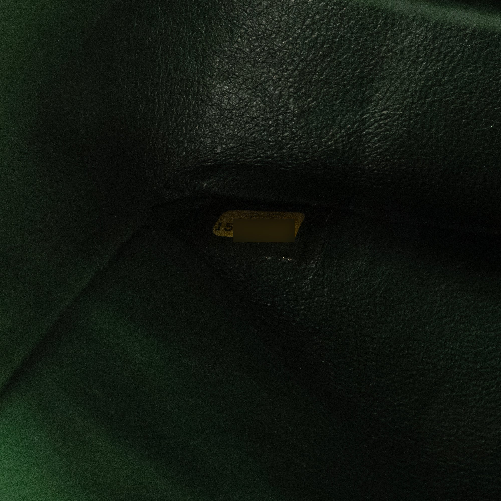 CHANEL - Sac à bandoulière Classique/Timeless Jumbo Chanel en cuir verni kaki