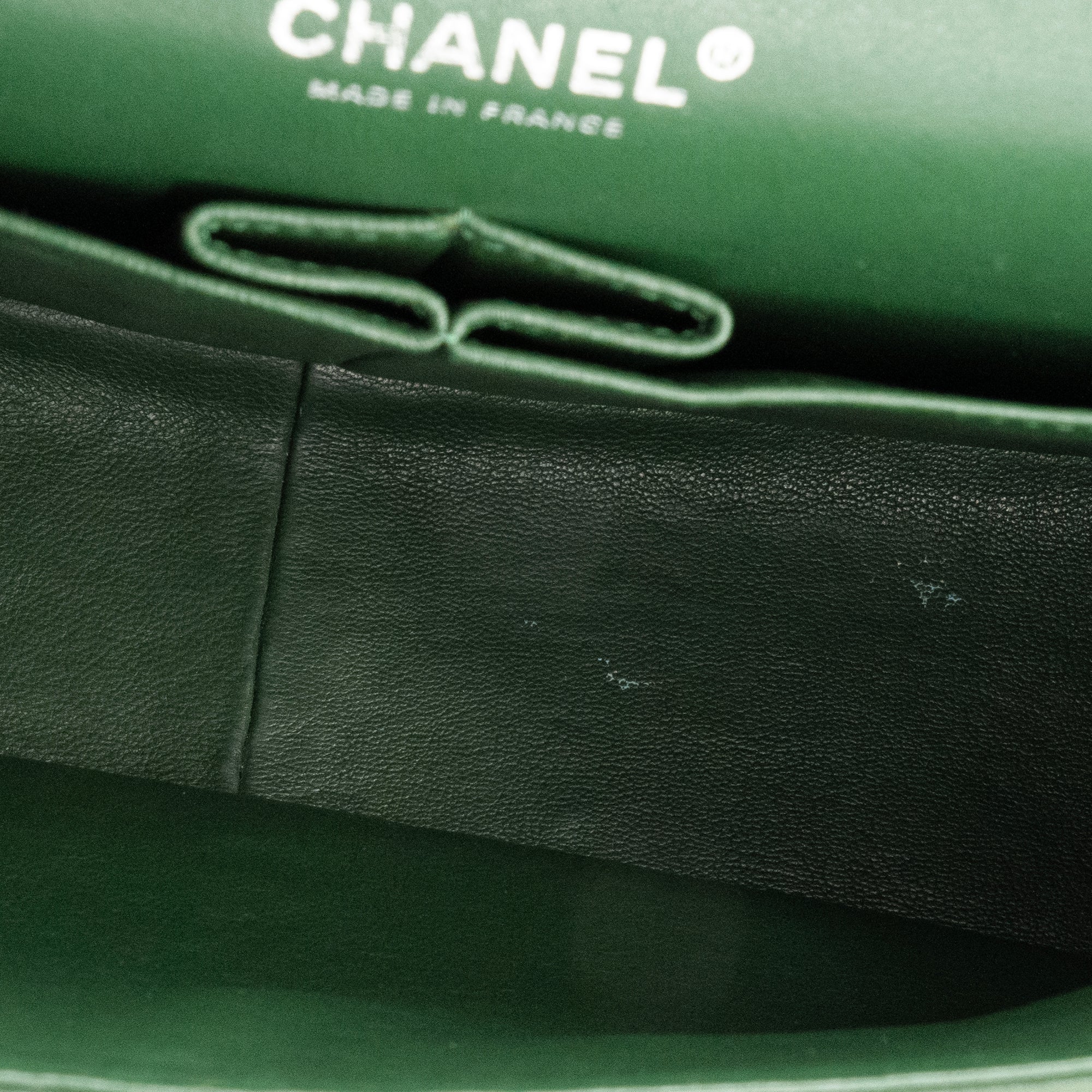 CHANEL - Sac à bandoulière Classique/Timeless Jumbo Chanel en cuir verni kaki