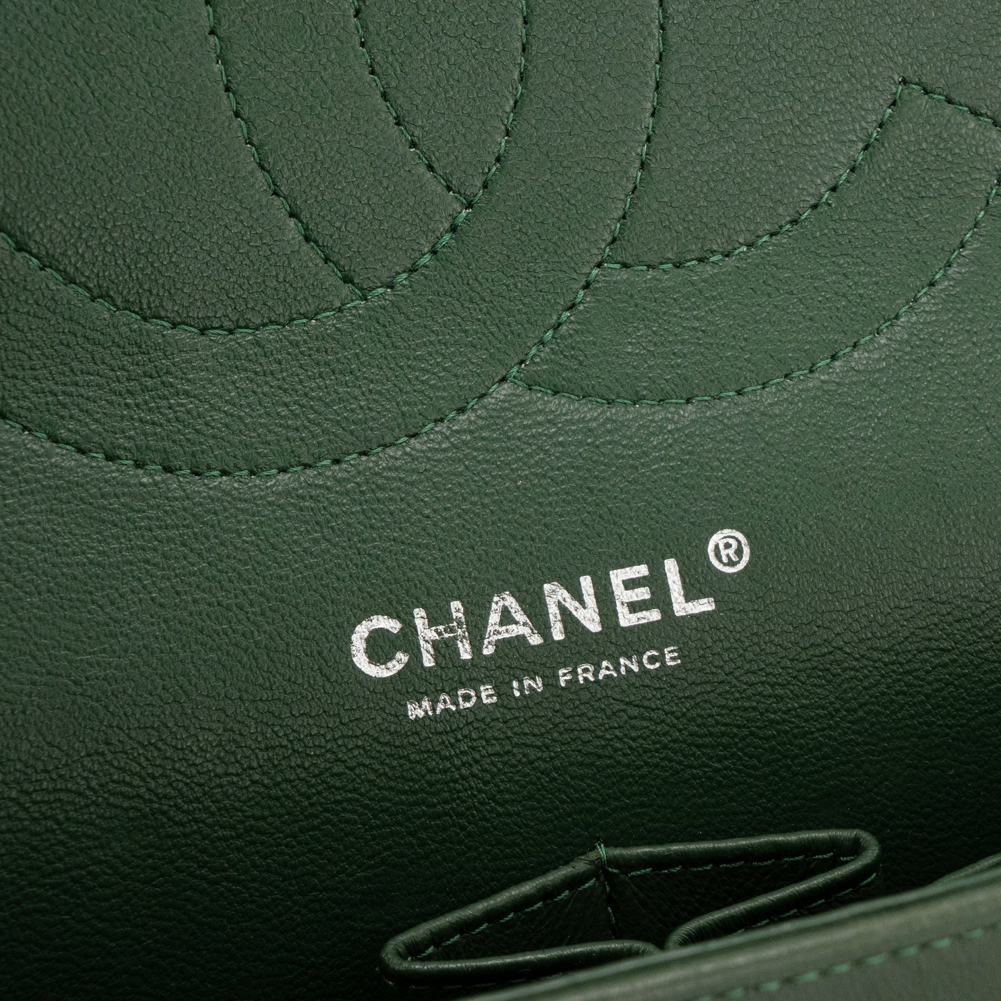 CHANEL - Sac à bandoulière Classique/Timeless Jumbo Chanel en cuir verni kaki