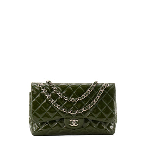 CHANEL - Sac à bandoulière Classique/Timeless Jumbo Chanel en cuir verni kaki