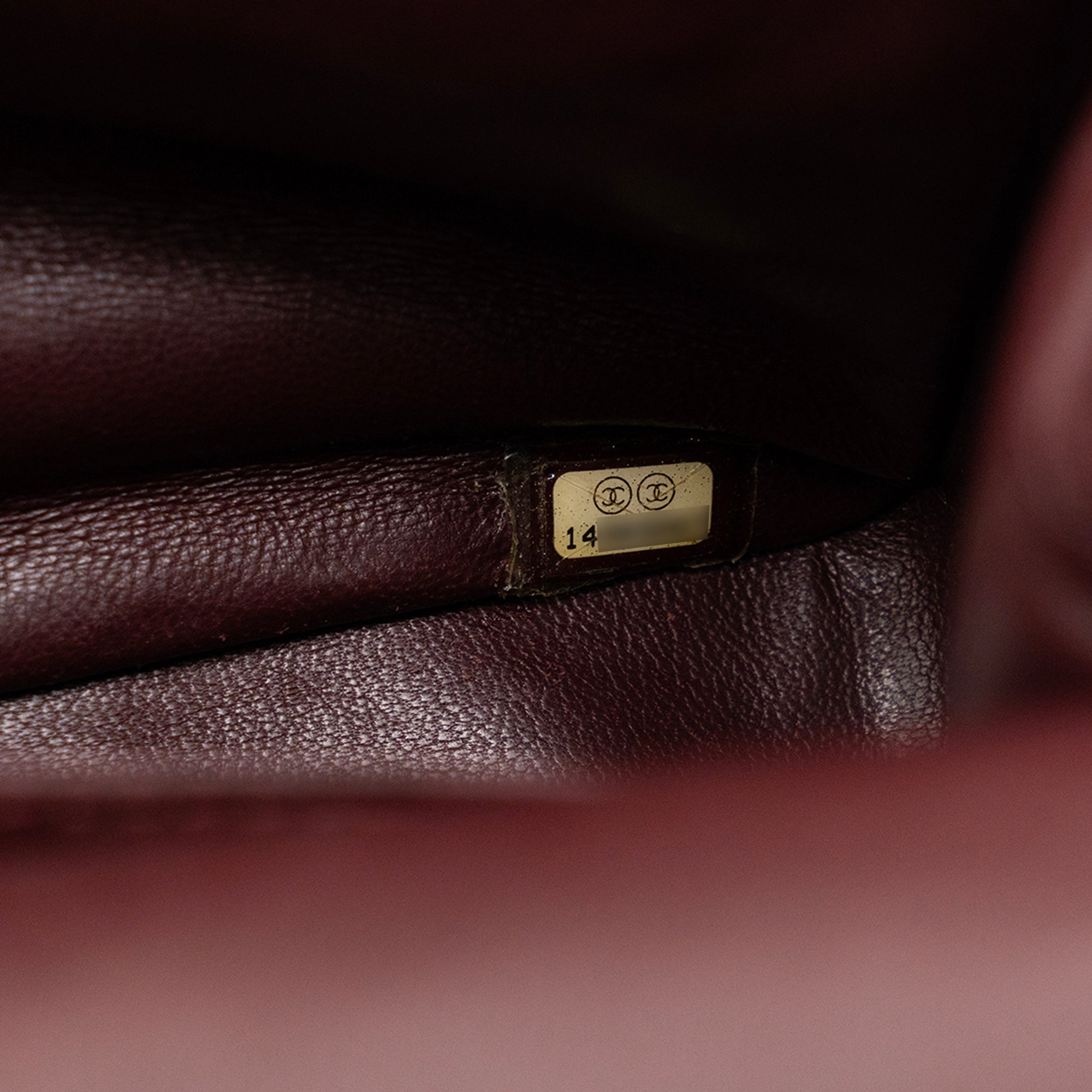 CHANEL - Sac à bandoulière 2.55 Chanel en cuir froissé noir