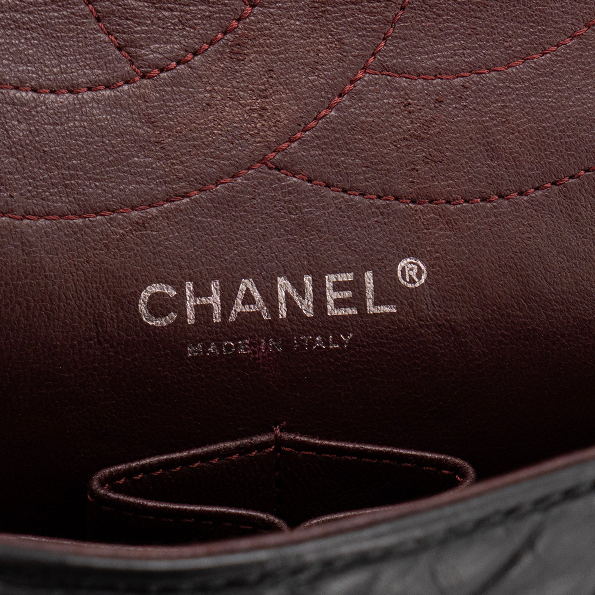 CHANEL - Sac à bandoulière 2.55 Chanel en cuir froissé noir