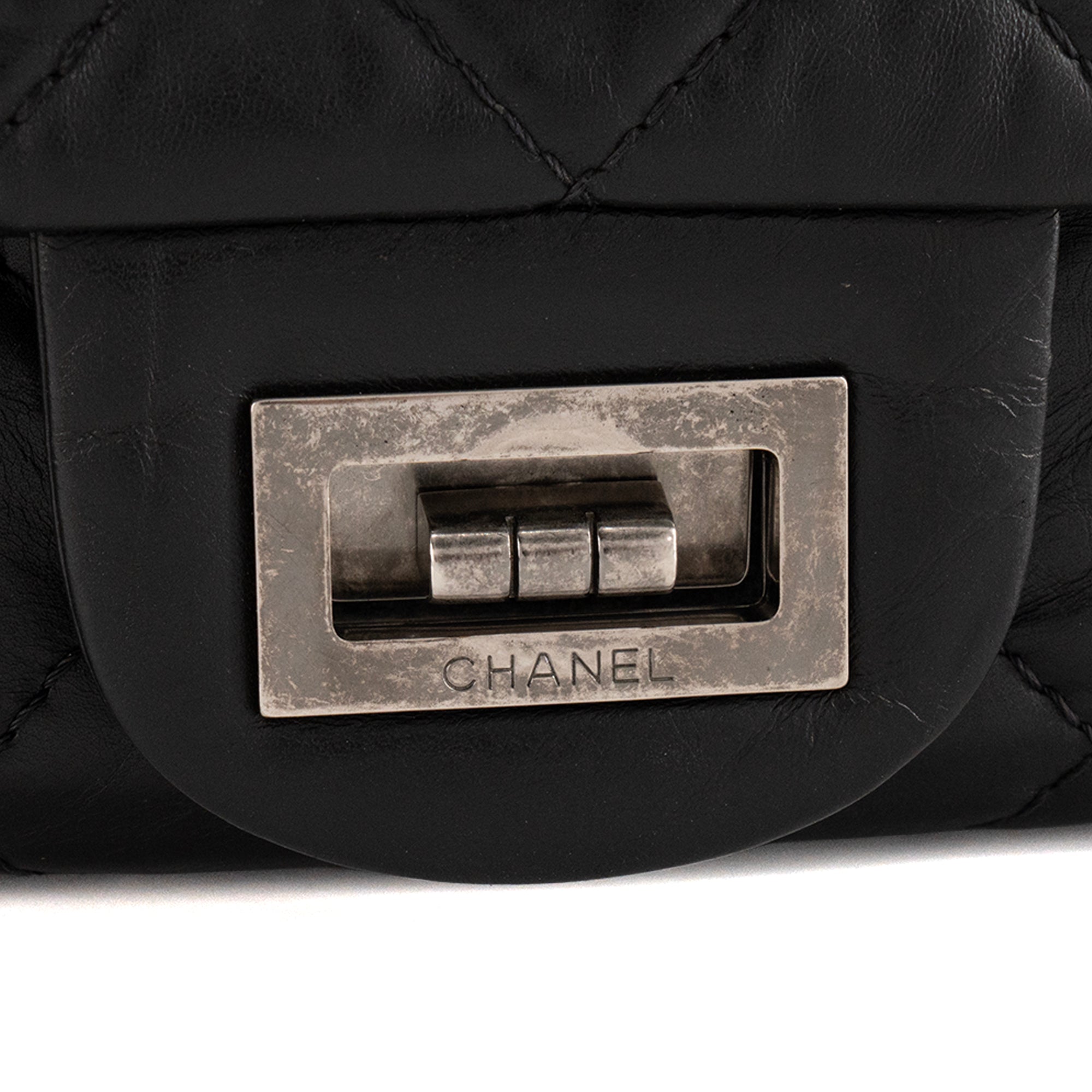 CHANEL - Sac à bandoulière 2.55 Chanel en cuir froissé noir