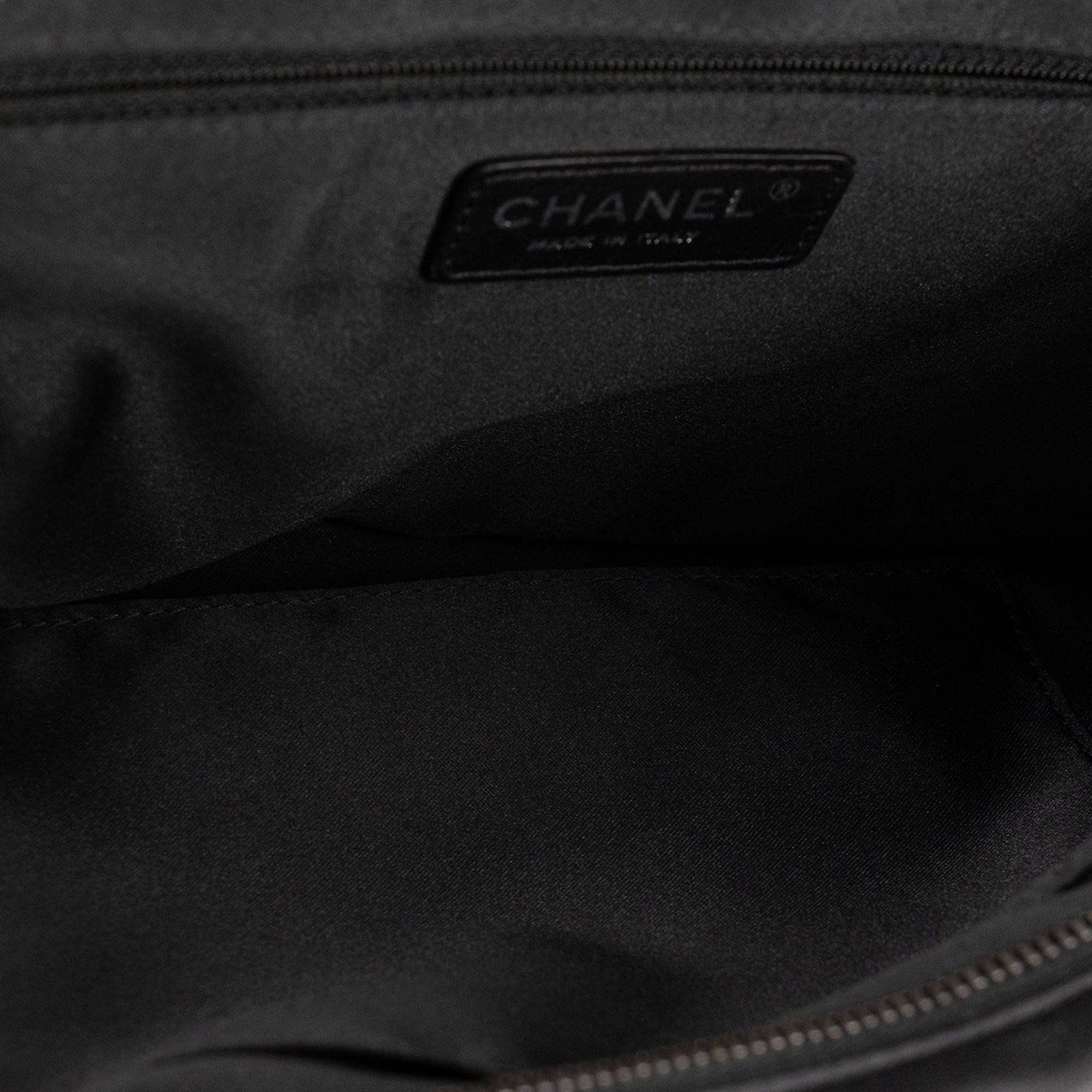 CHANEL - Sac à bandoulière Classique/Timeless Chanel en cuir lisse noir