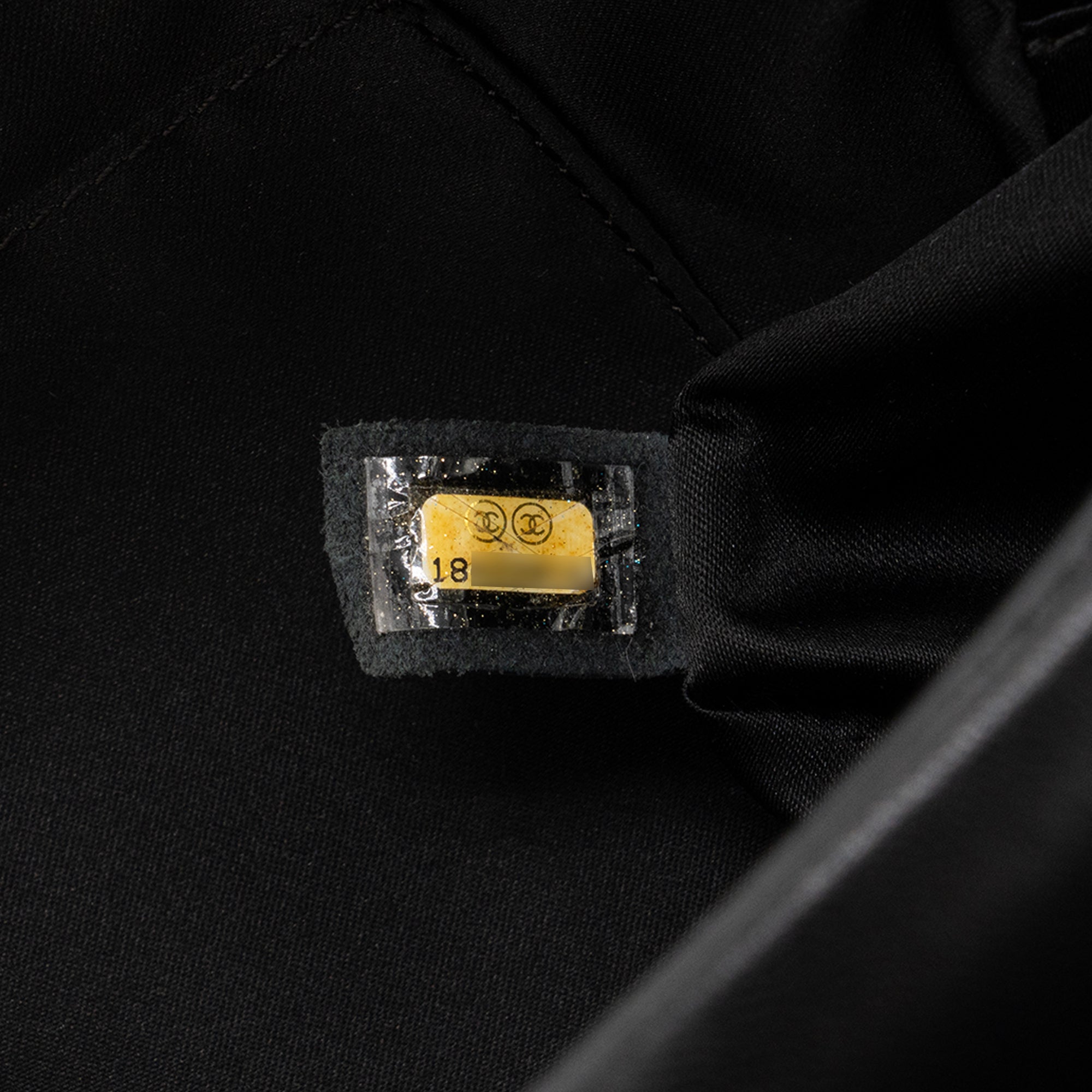 CHANEL - Sac à bandoulière Classique/Timeless Chanel en cuir lisse noir